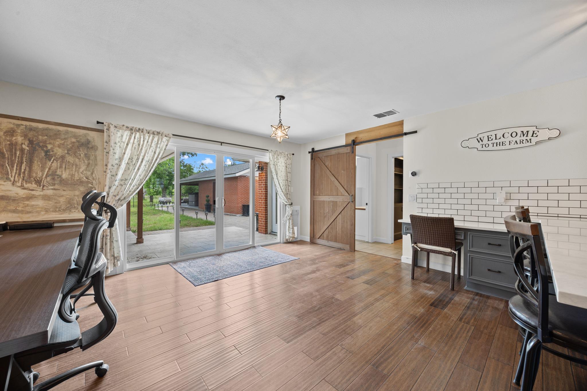 3717 Buck LN