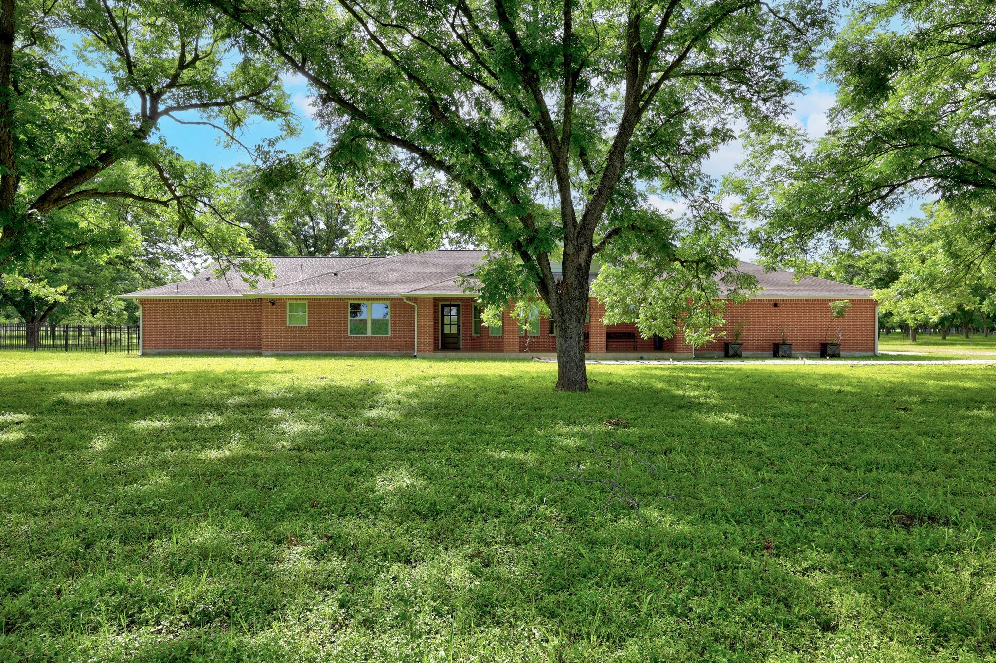 3717 Buck LN