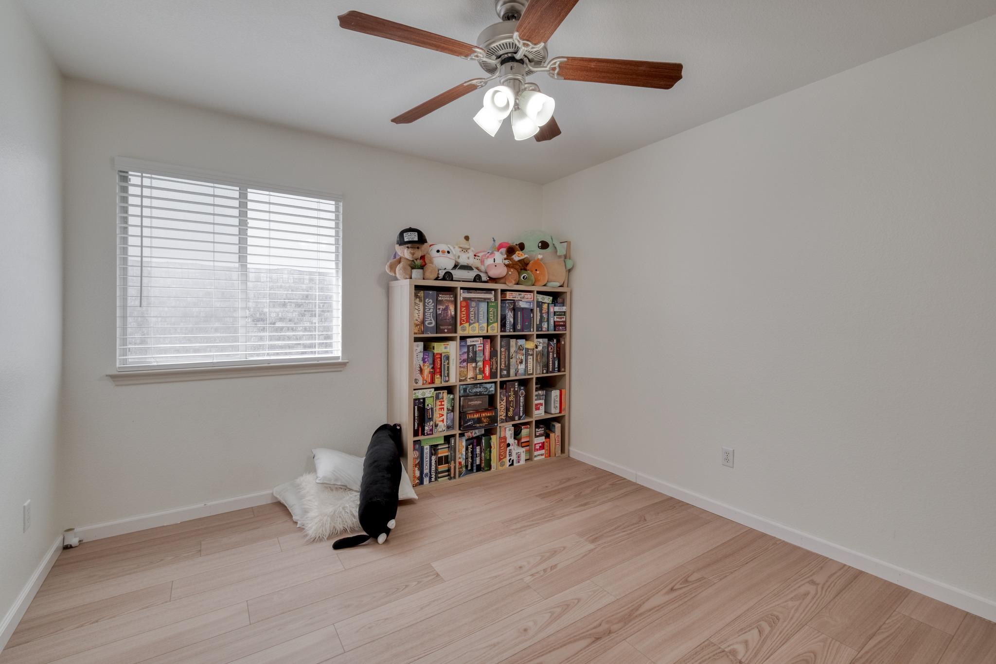 436 Grey Feather CT