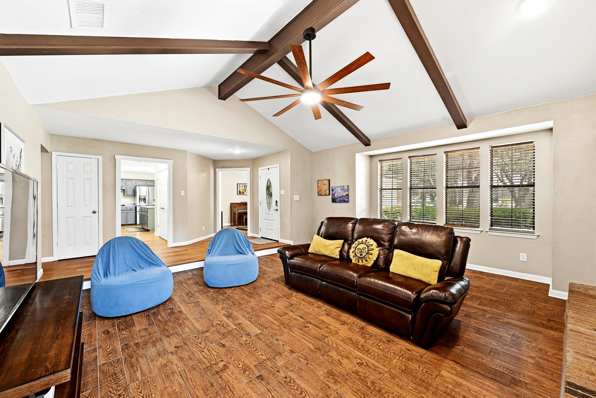101 Redwood LN