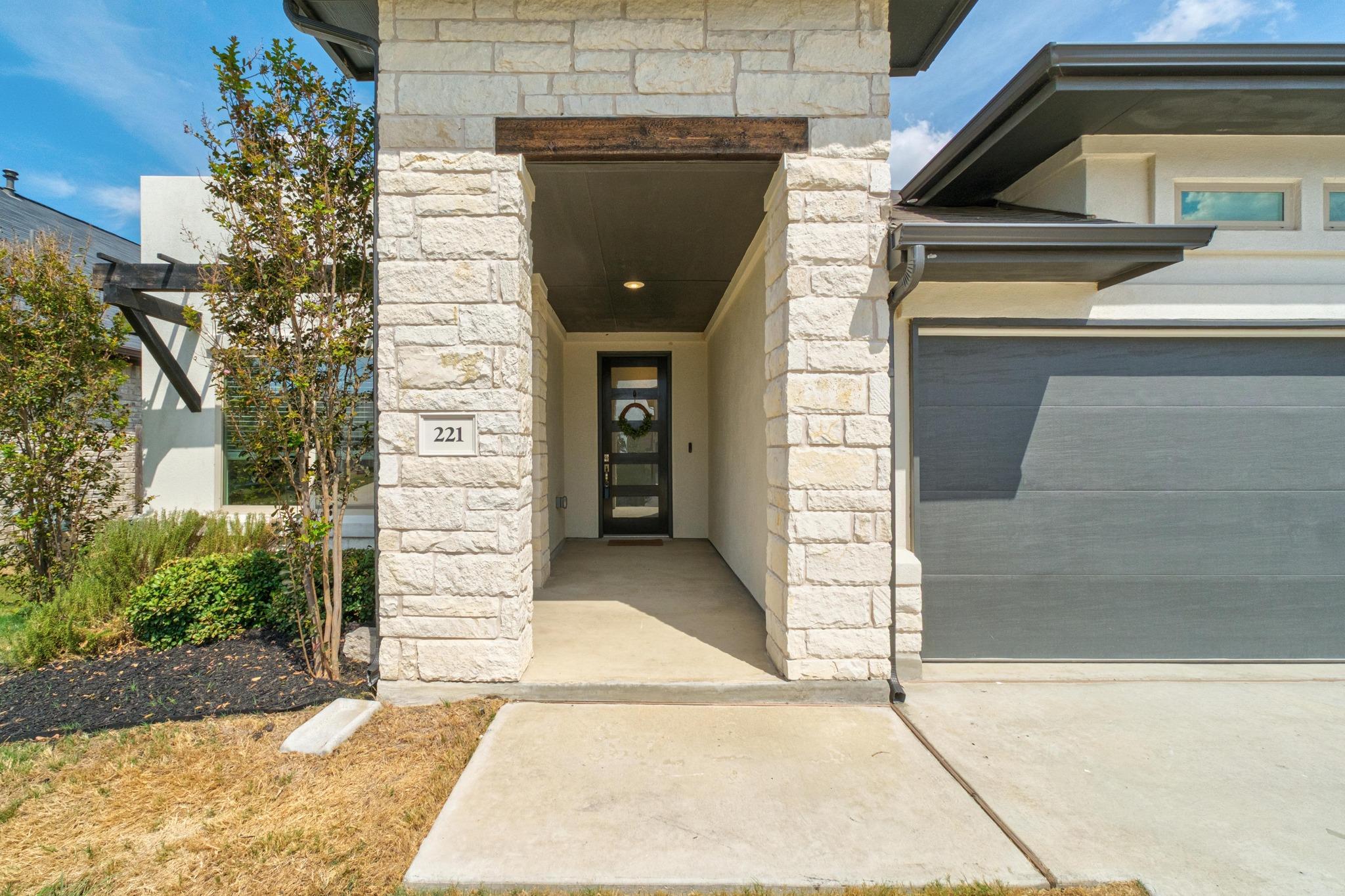 221 Short Leaf DR