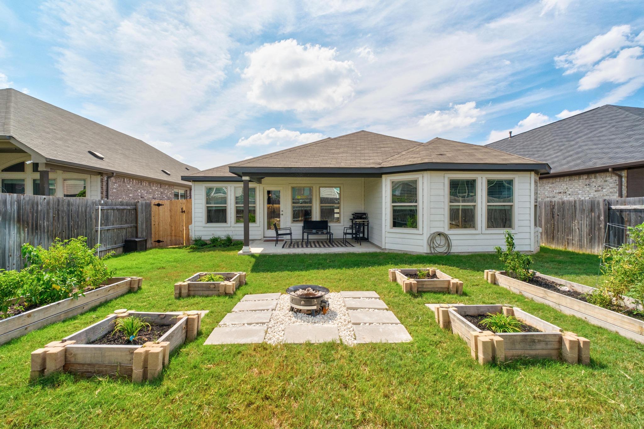 221 Short Leaf DR