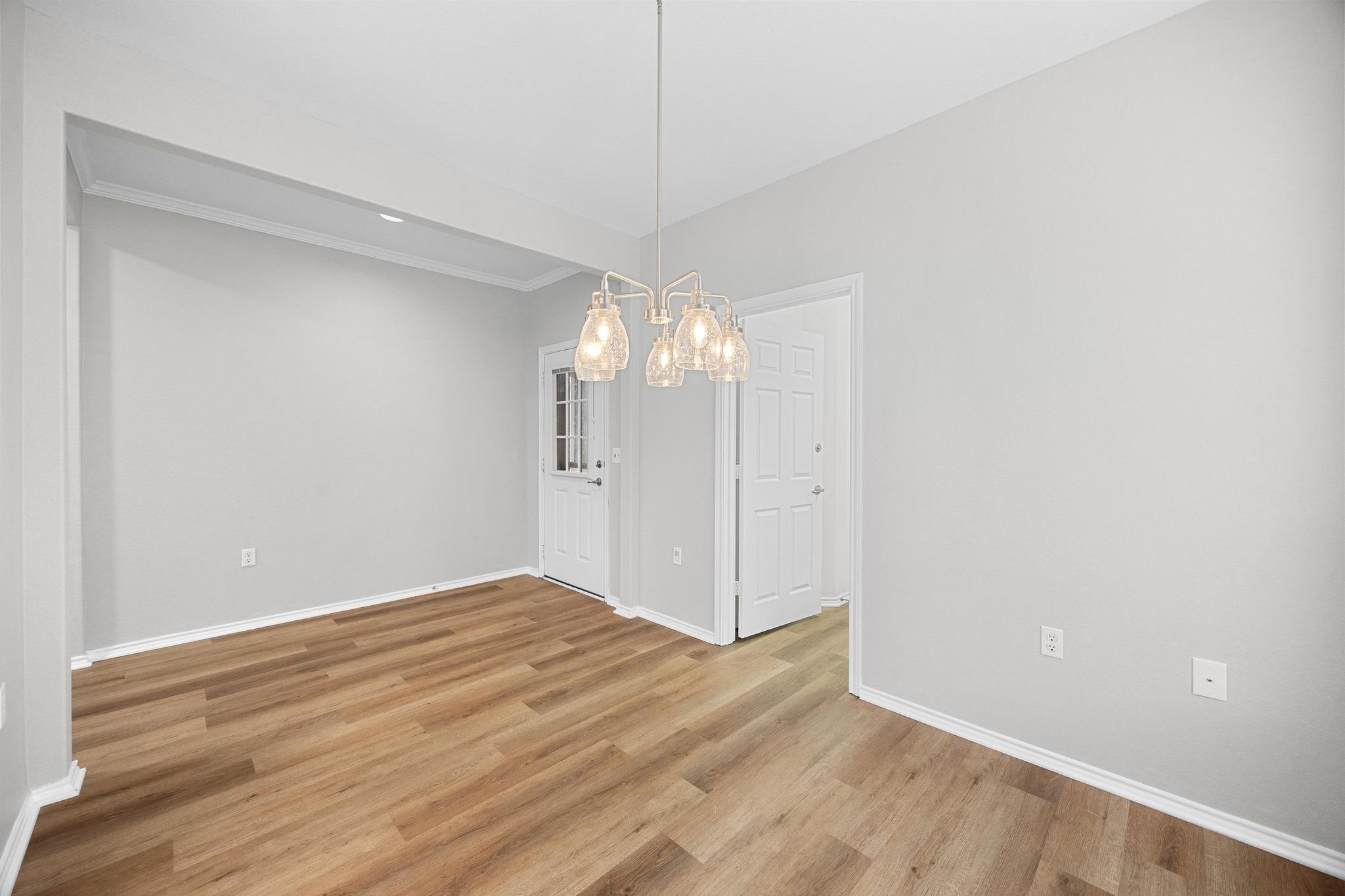 313 Essex LN