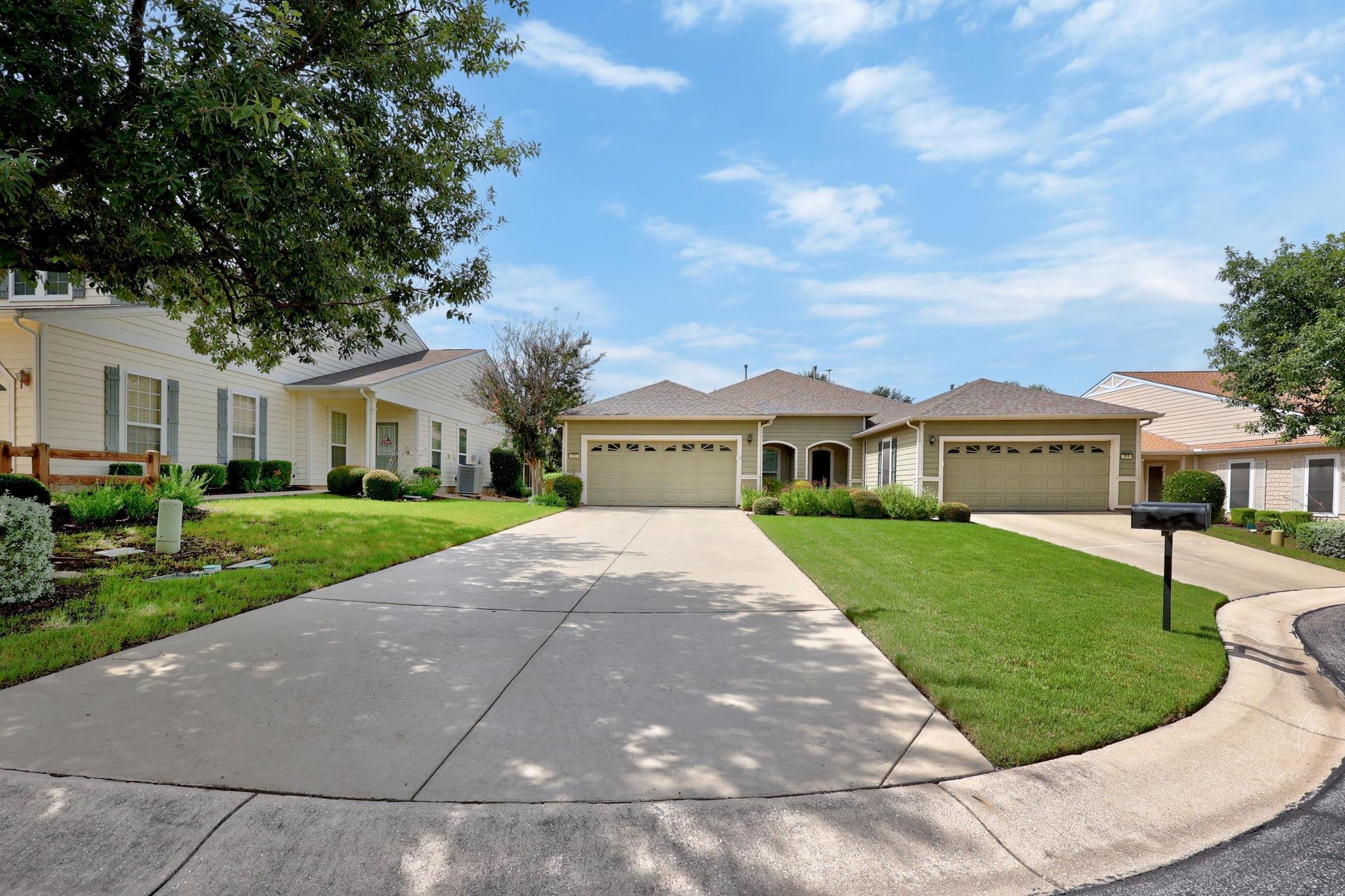 313 Essex LN