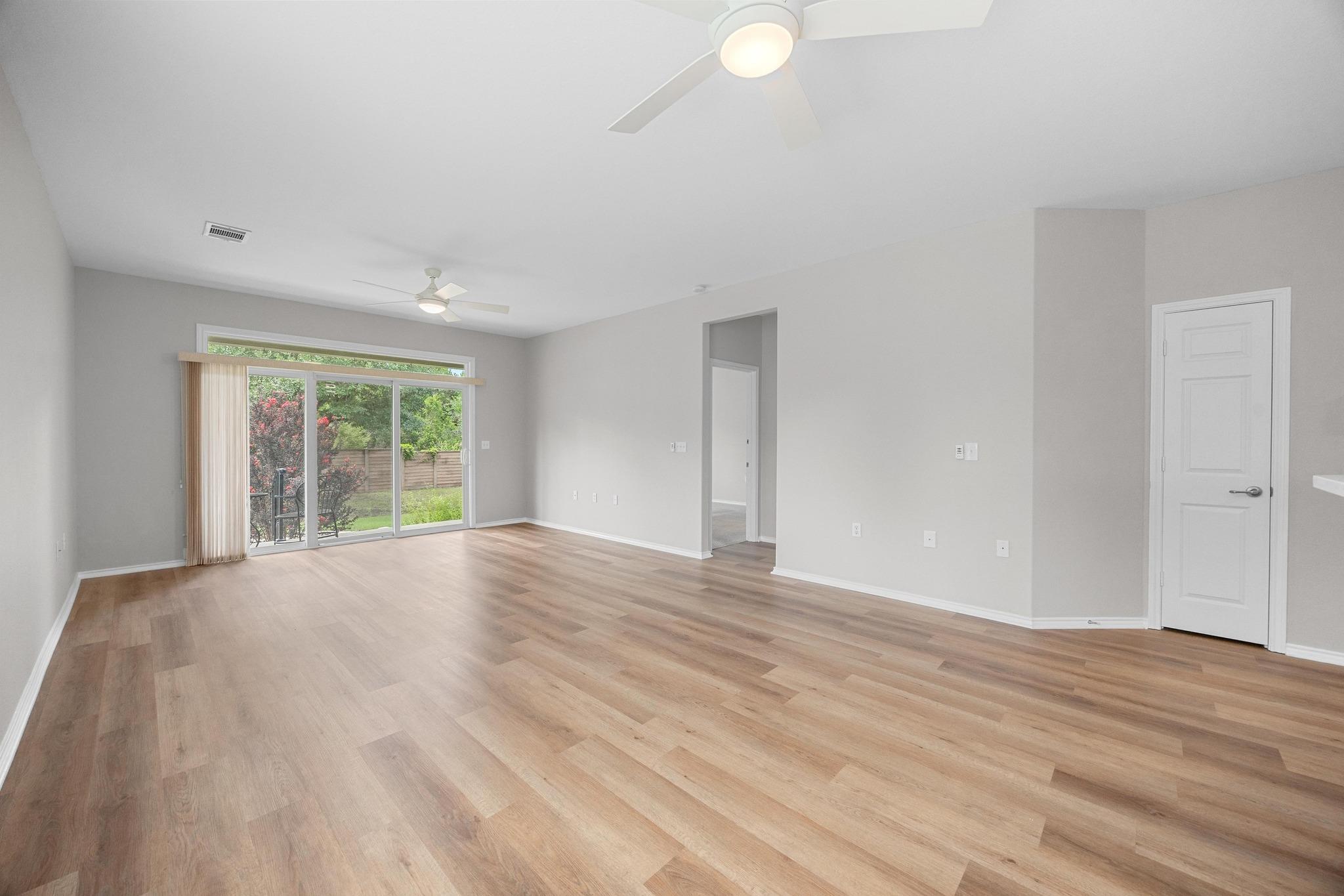 313 Essex LN