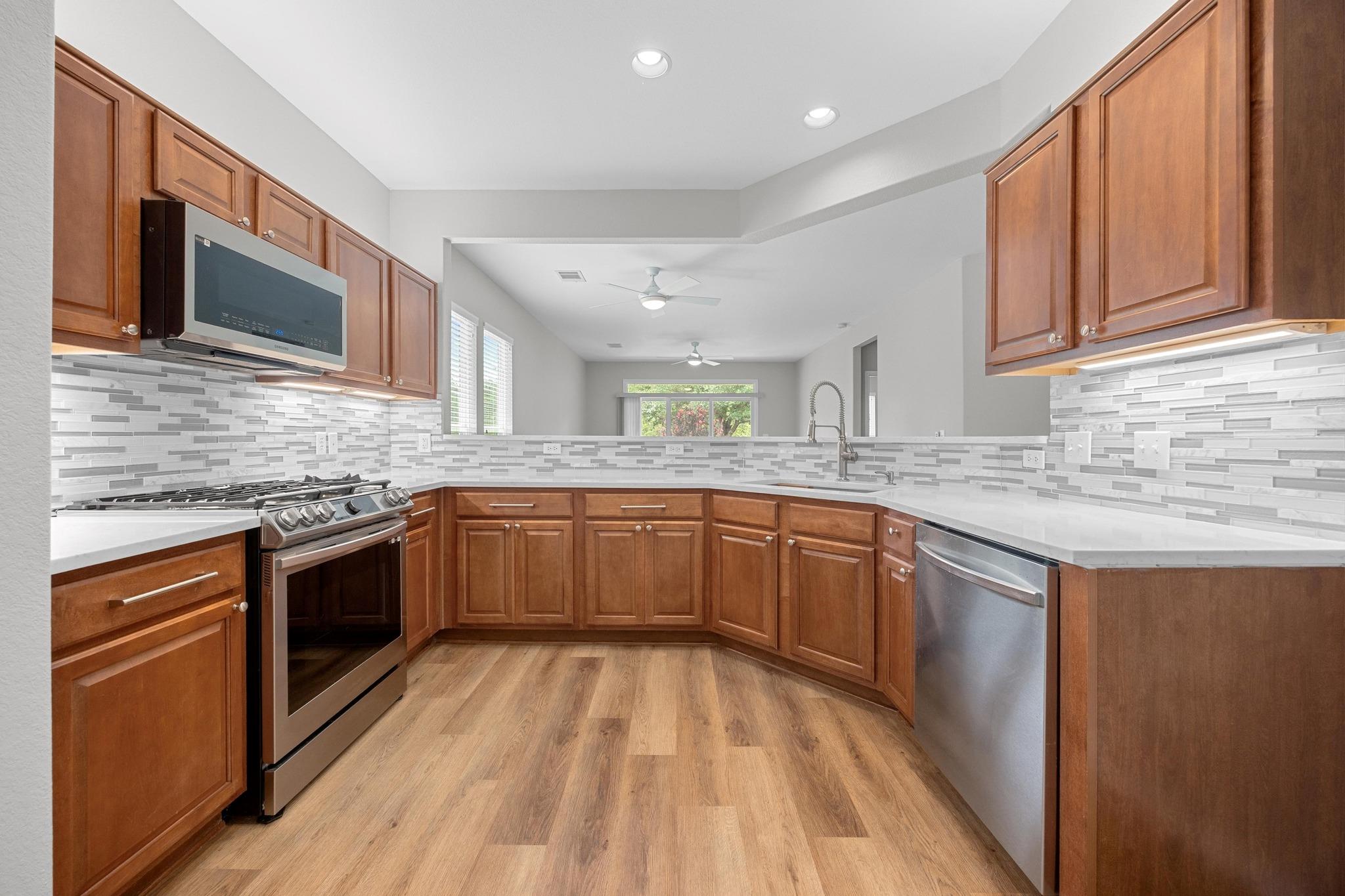313 Essex LN