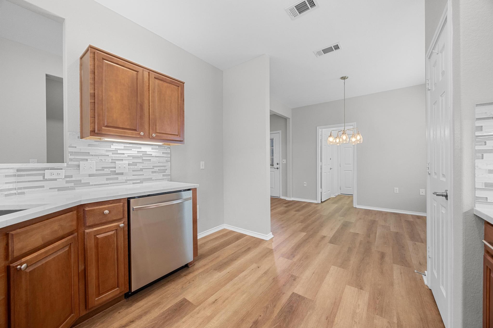 313 Essex LN
