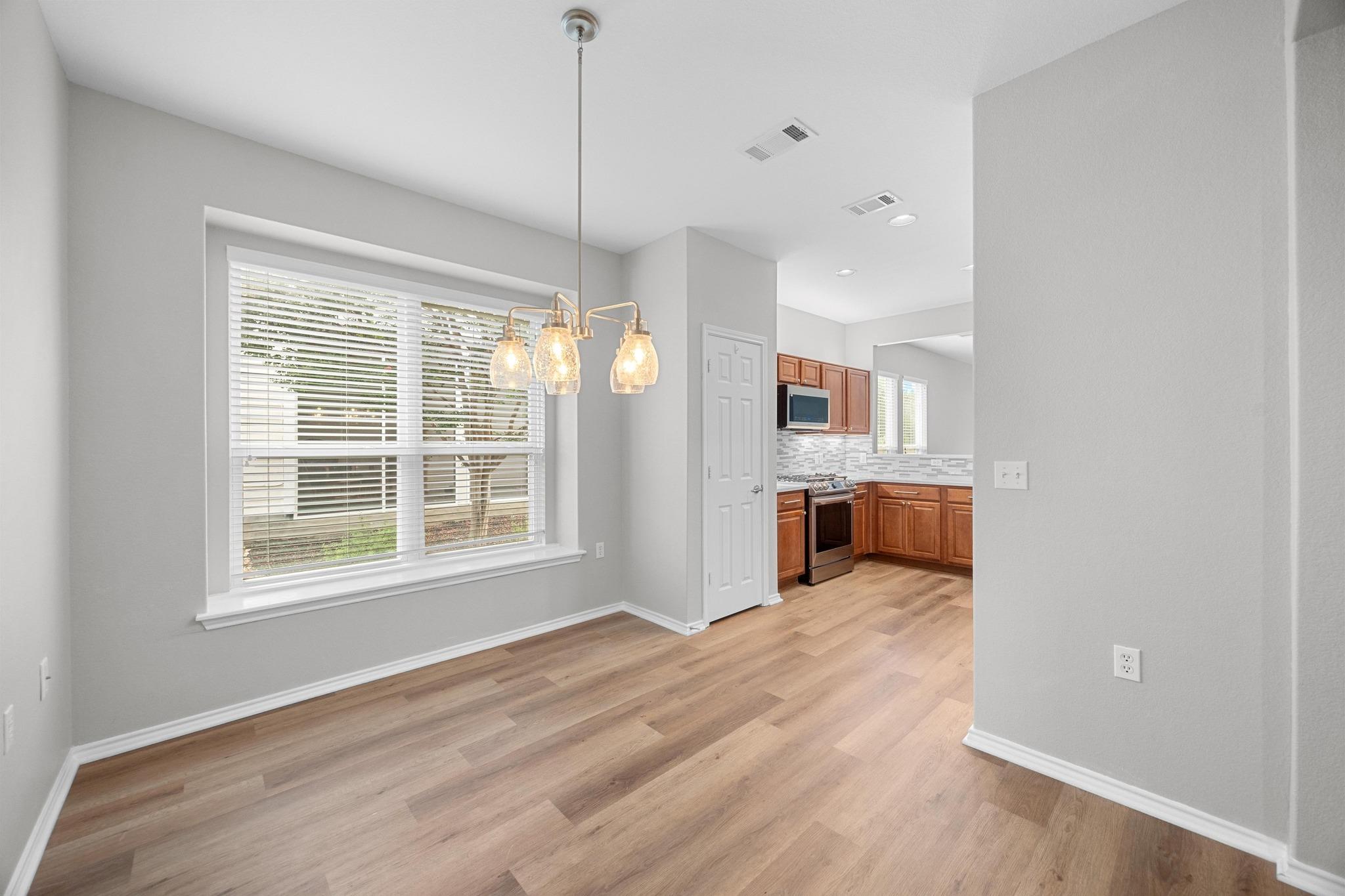 313 Essex LN
