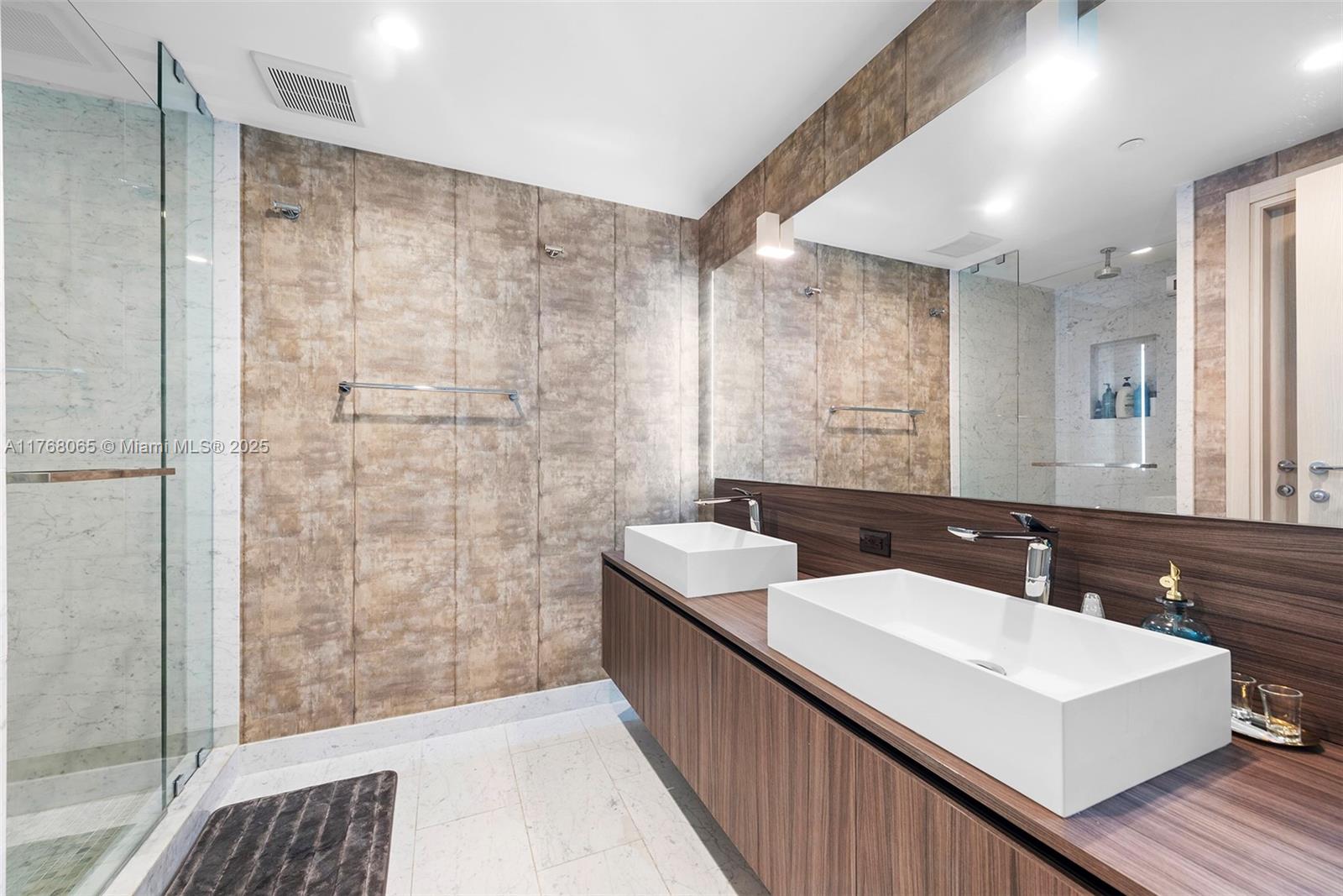 1000 Brickell Plz # 4705