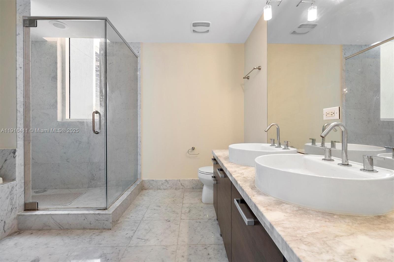 253 NE 2nd St # 1803