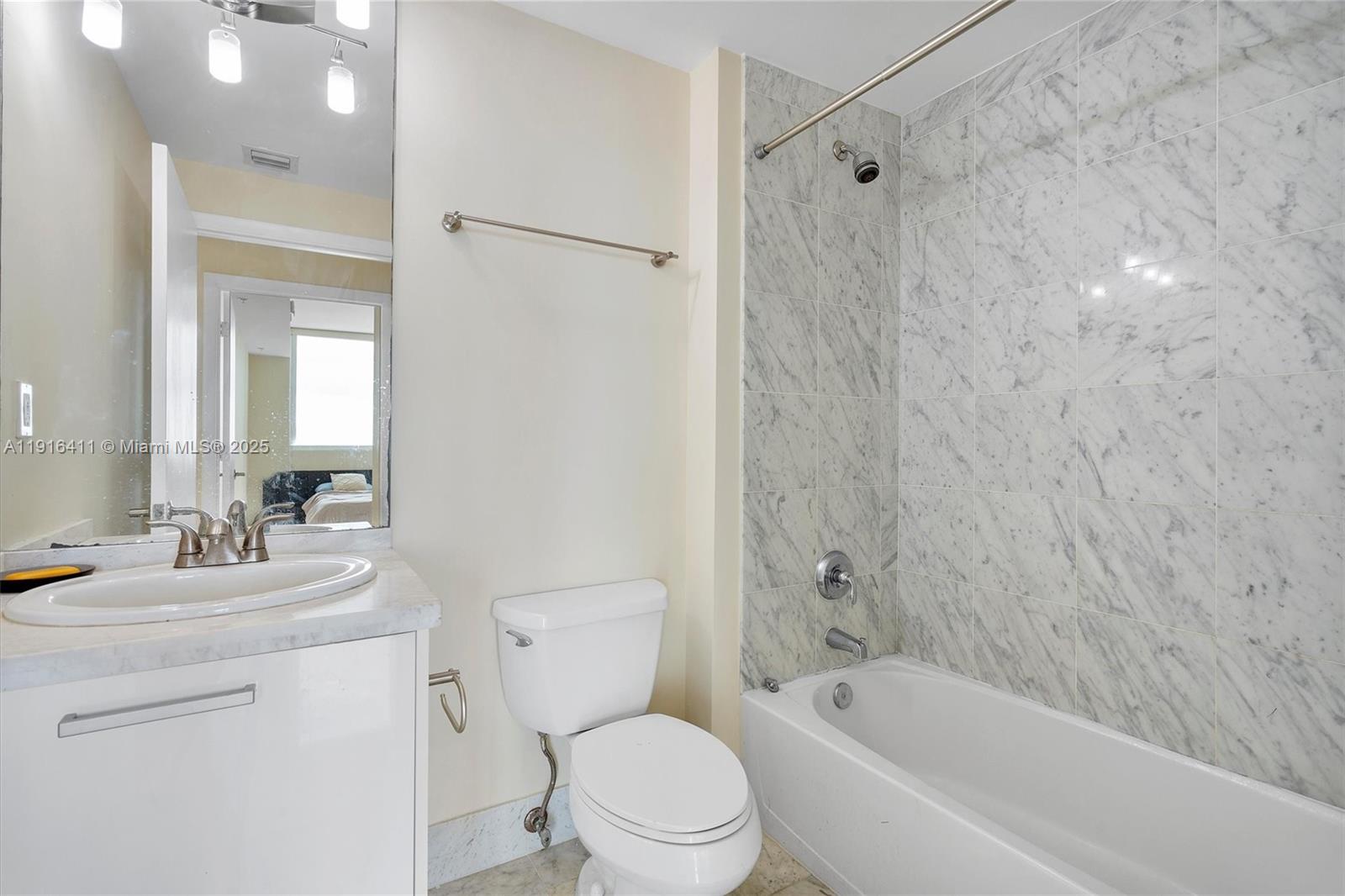 253 NE 2nd St # 1803