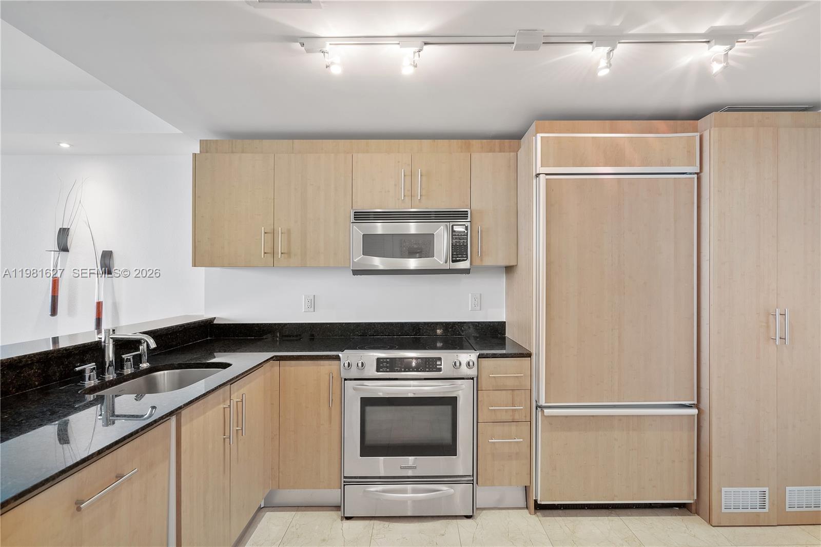 10275 Collins Ave # 605