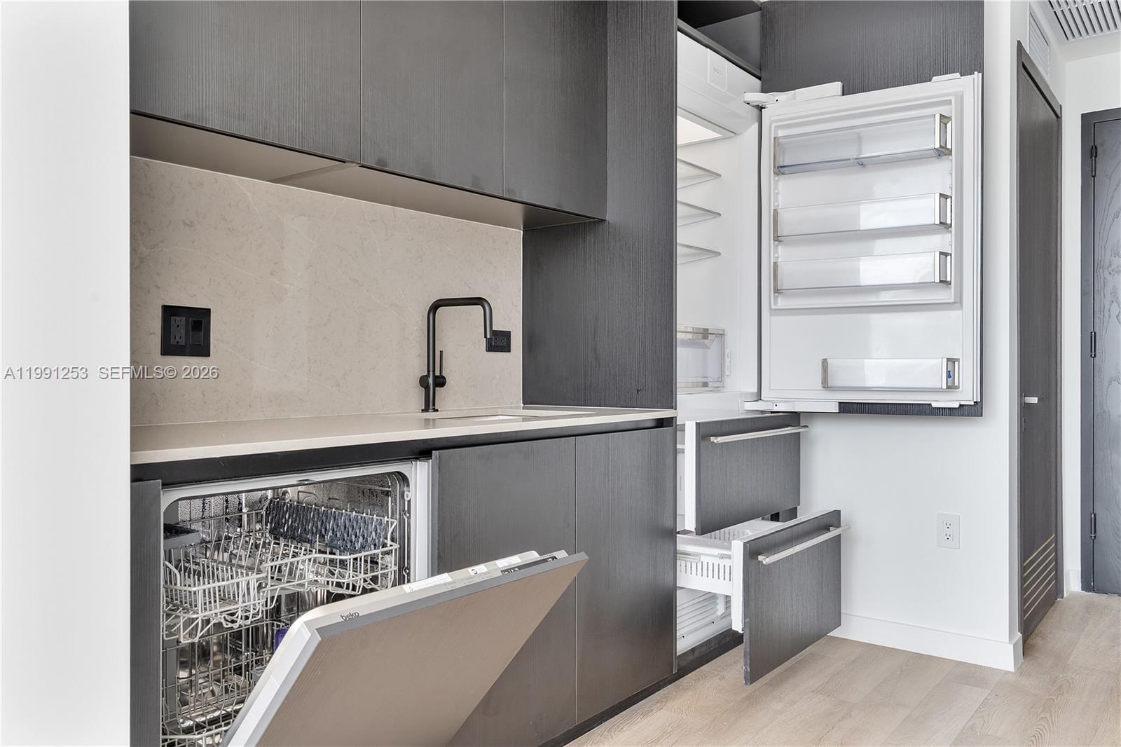 20 NE 11th St # 3809