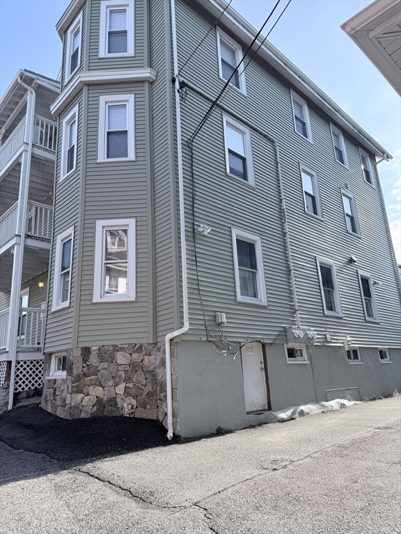8 White Ave
