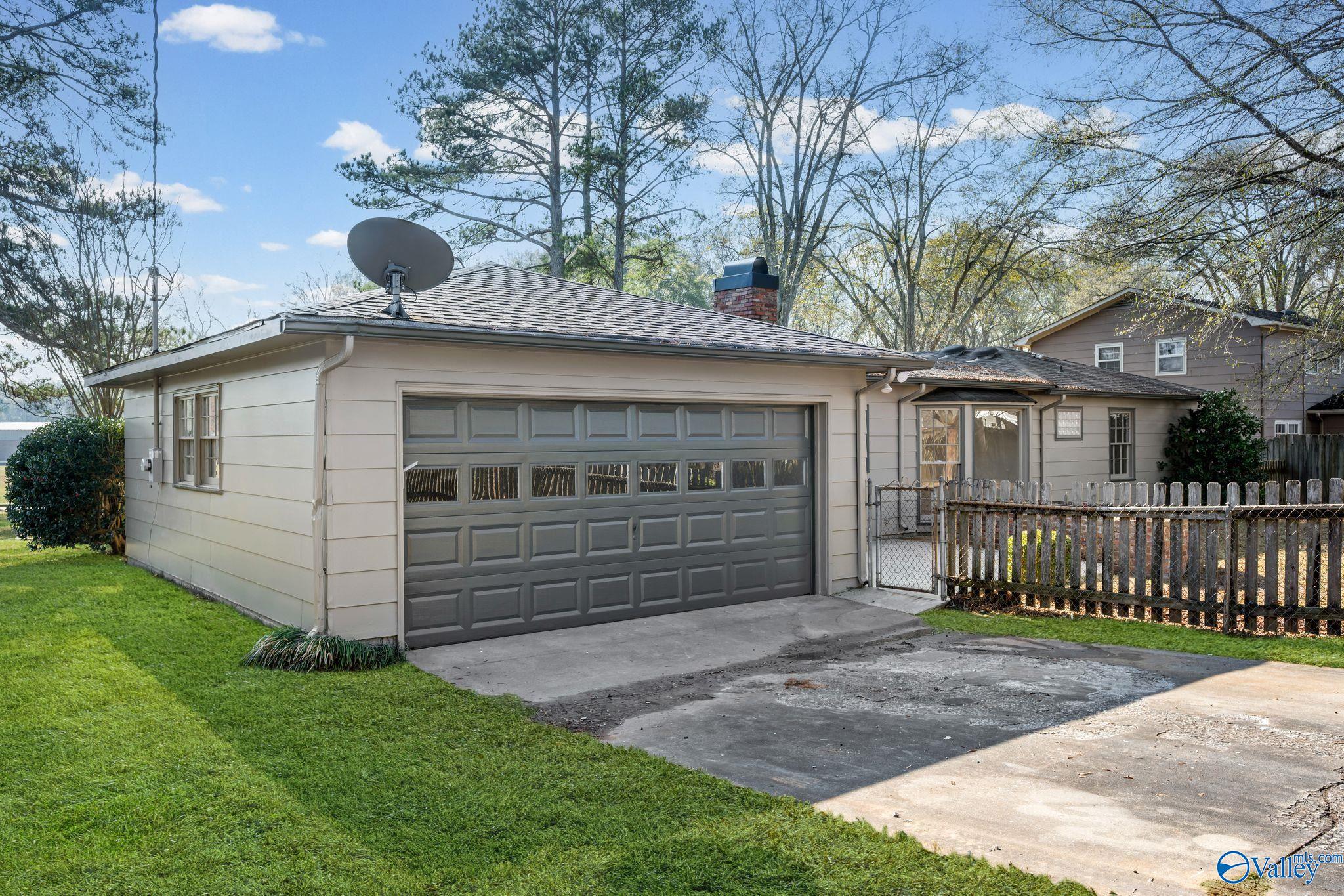 2610 Sherwood Drive SE