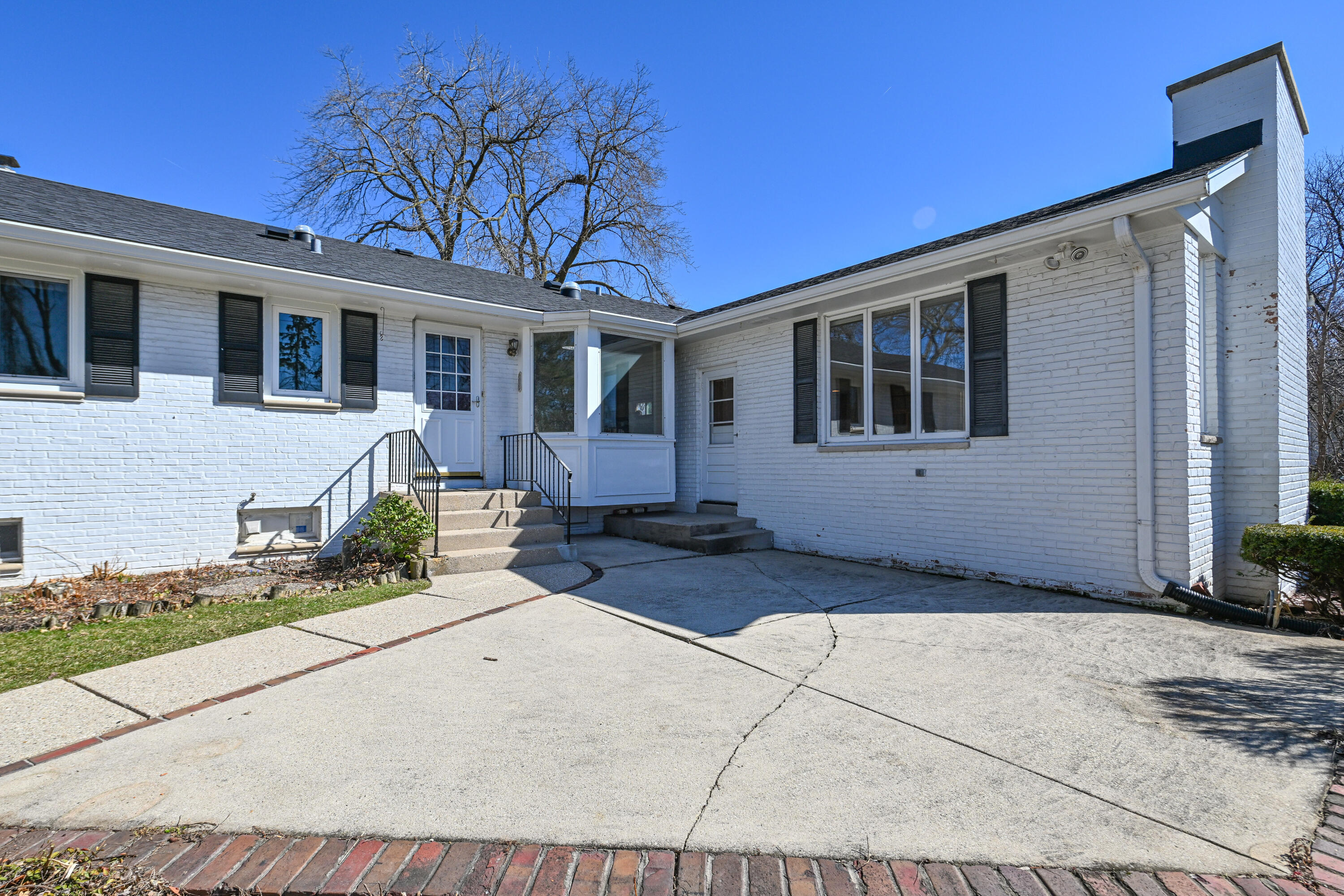 7823 N Berwyn Ave