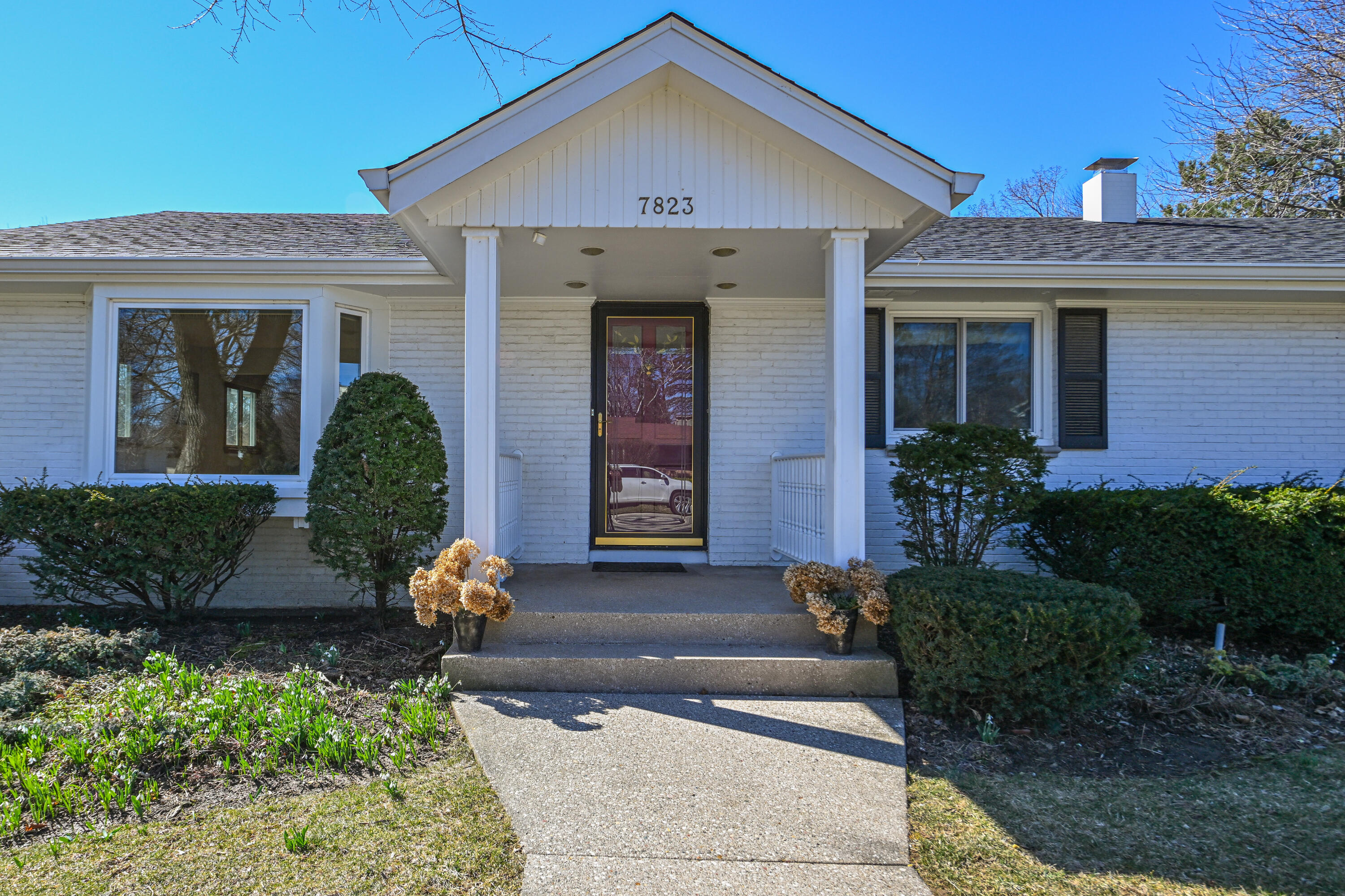 7823 N Berwyn Ave