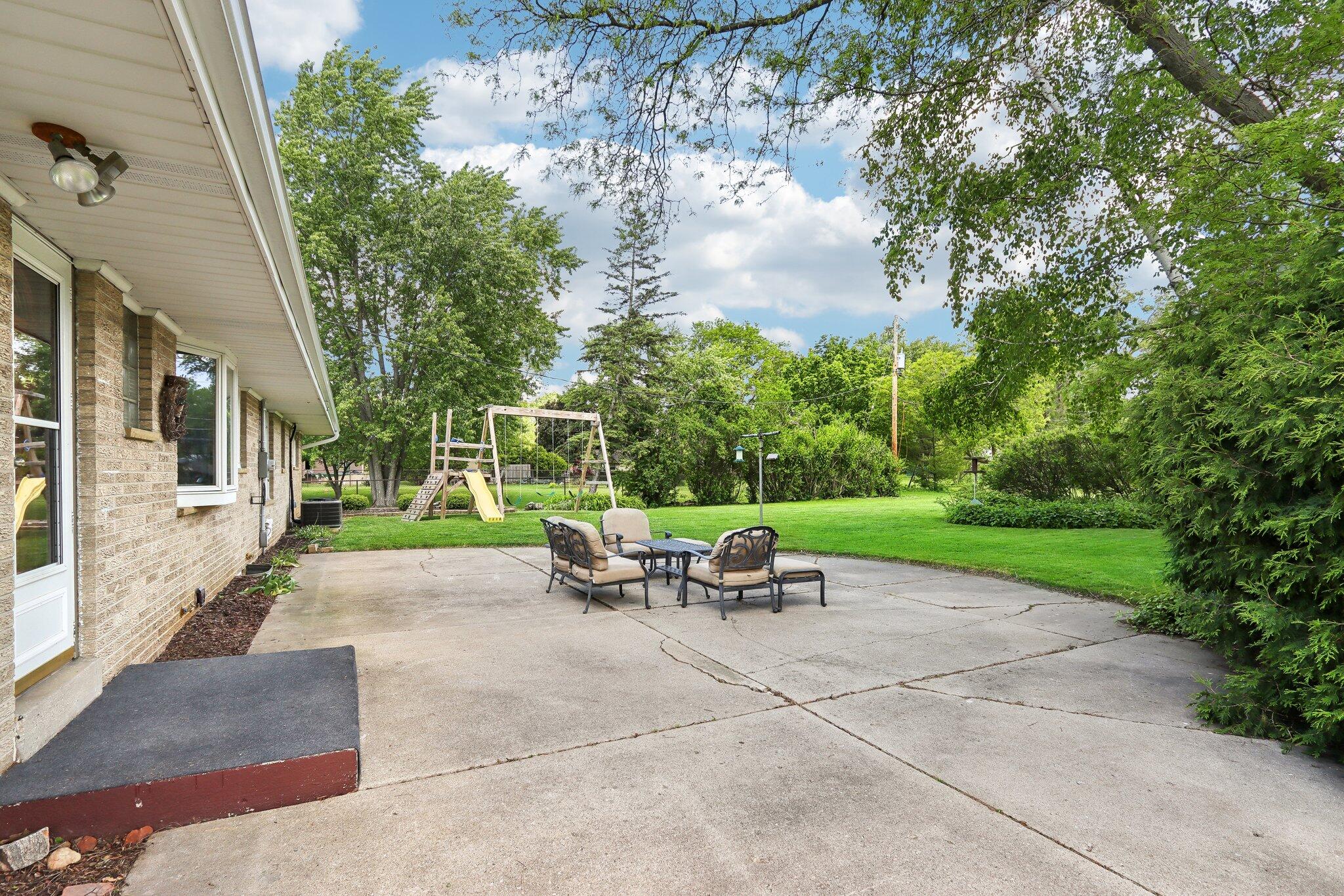 W147N5132 Dolphin Dr