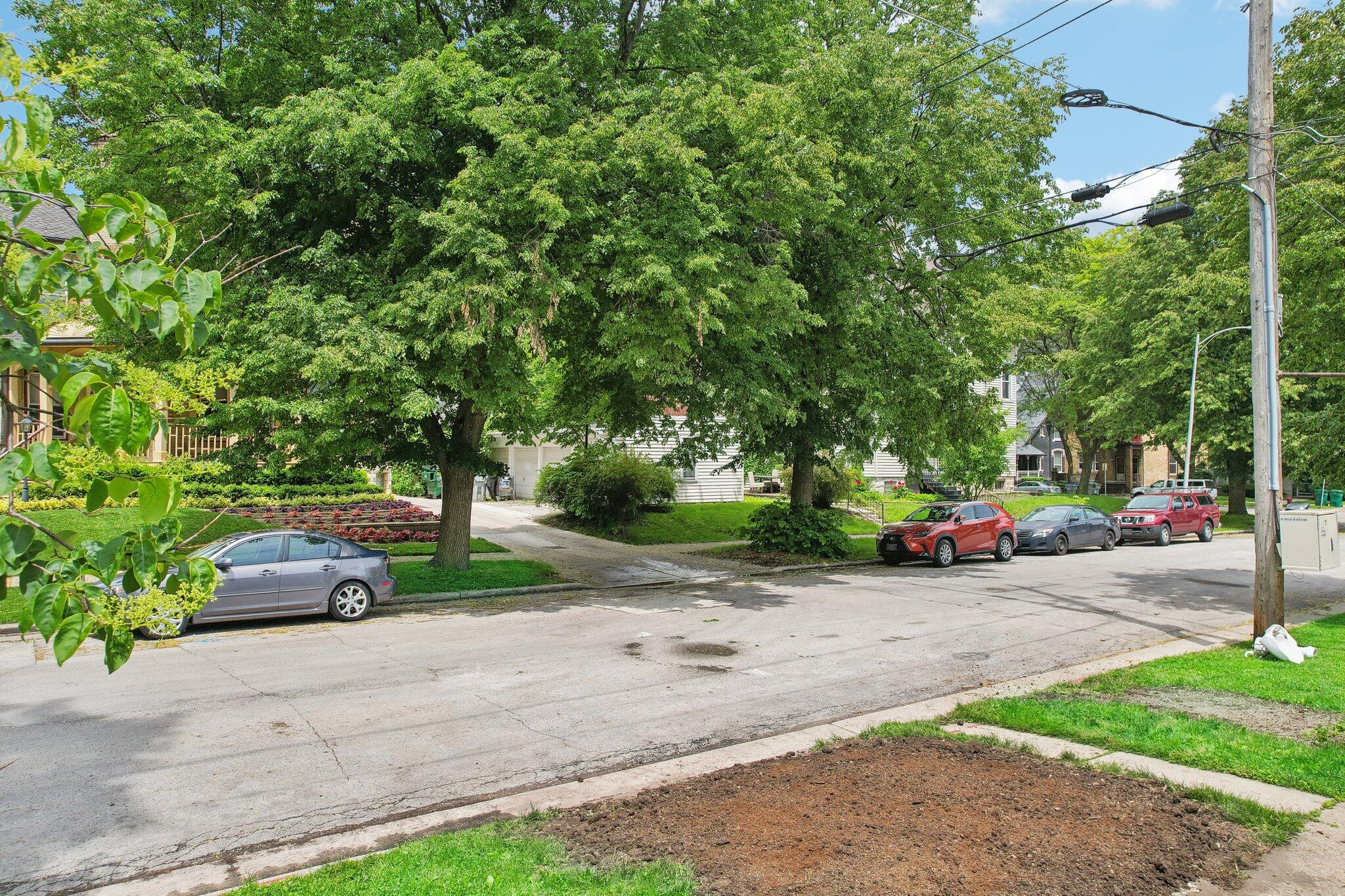 1019 E Kewaunee St
