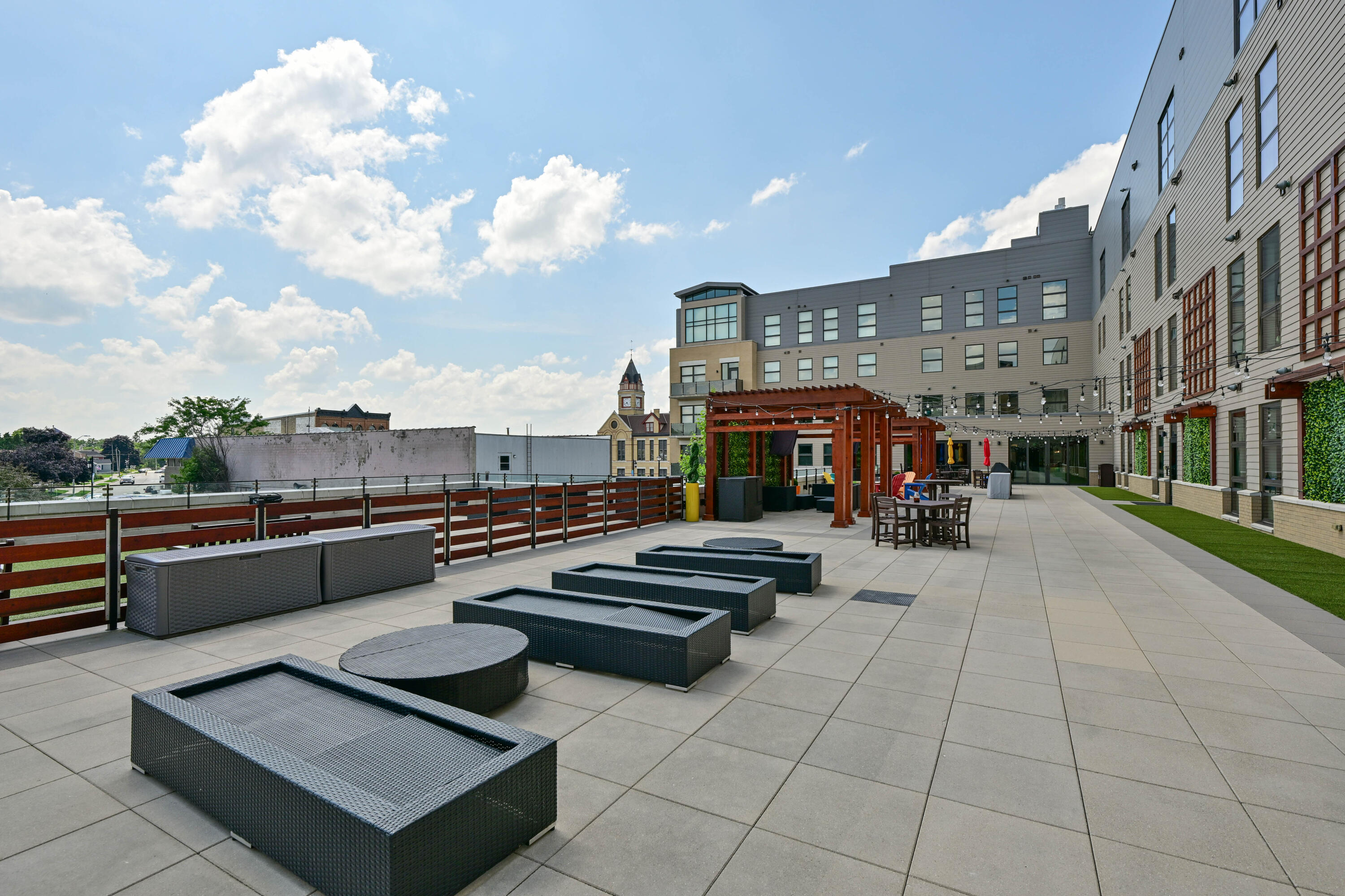 215 E Pleasant St