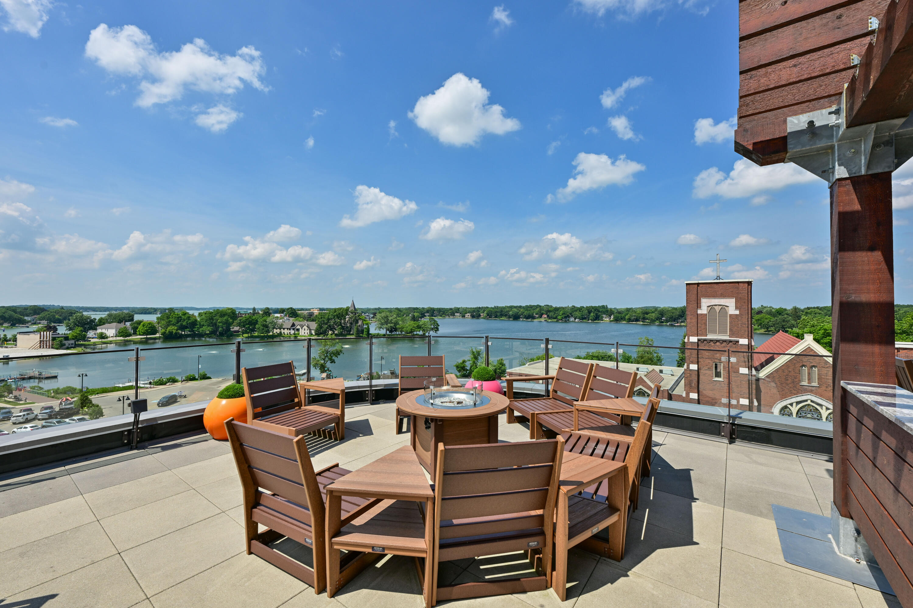 215 E Pleasant St
