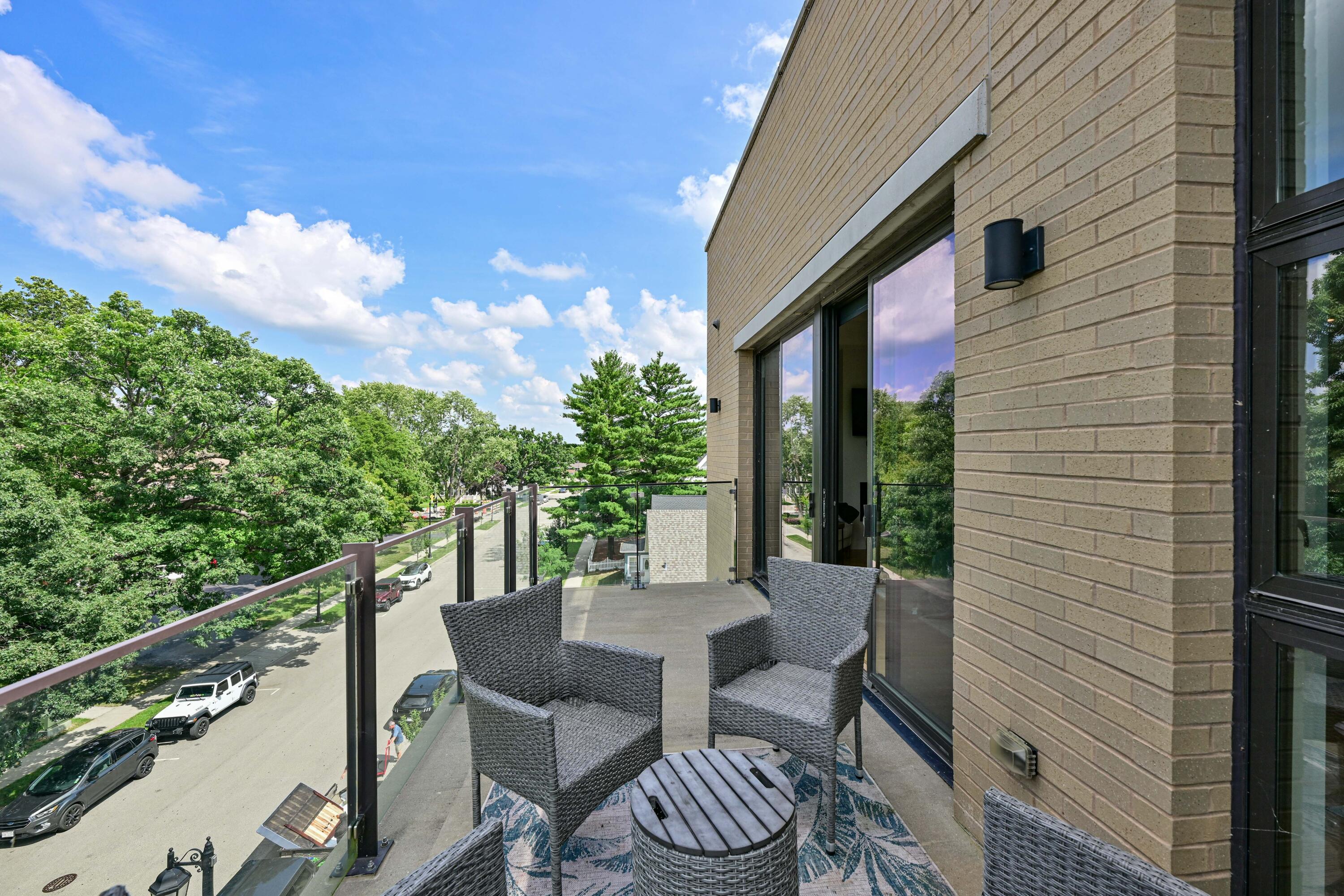 215 E Pleasant St