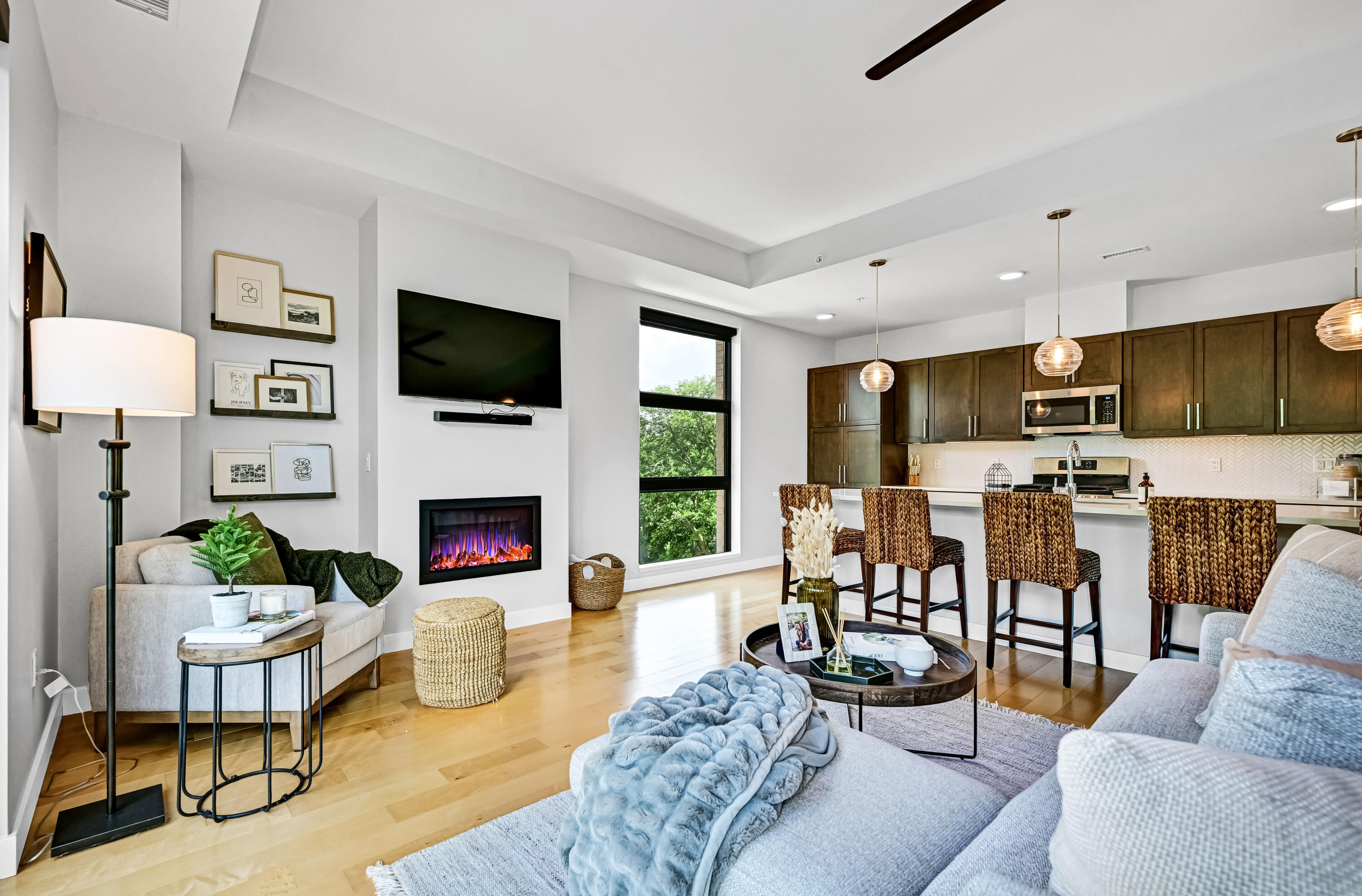 215 E Pleasant St
