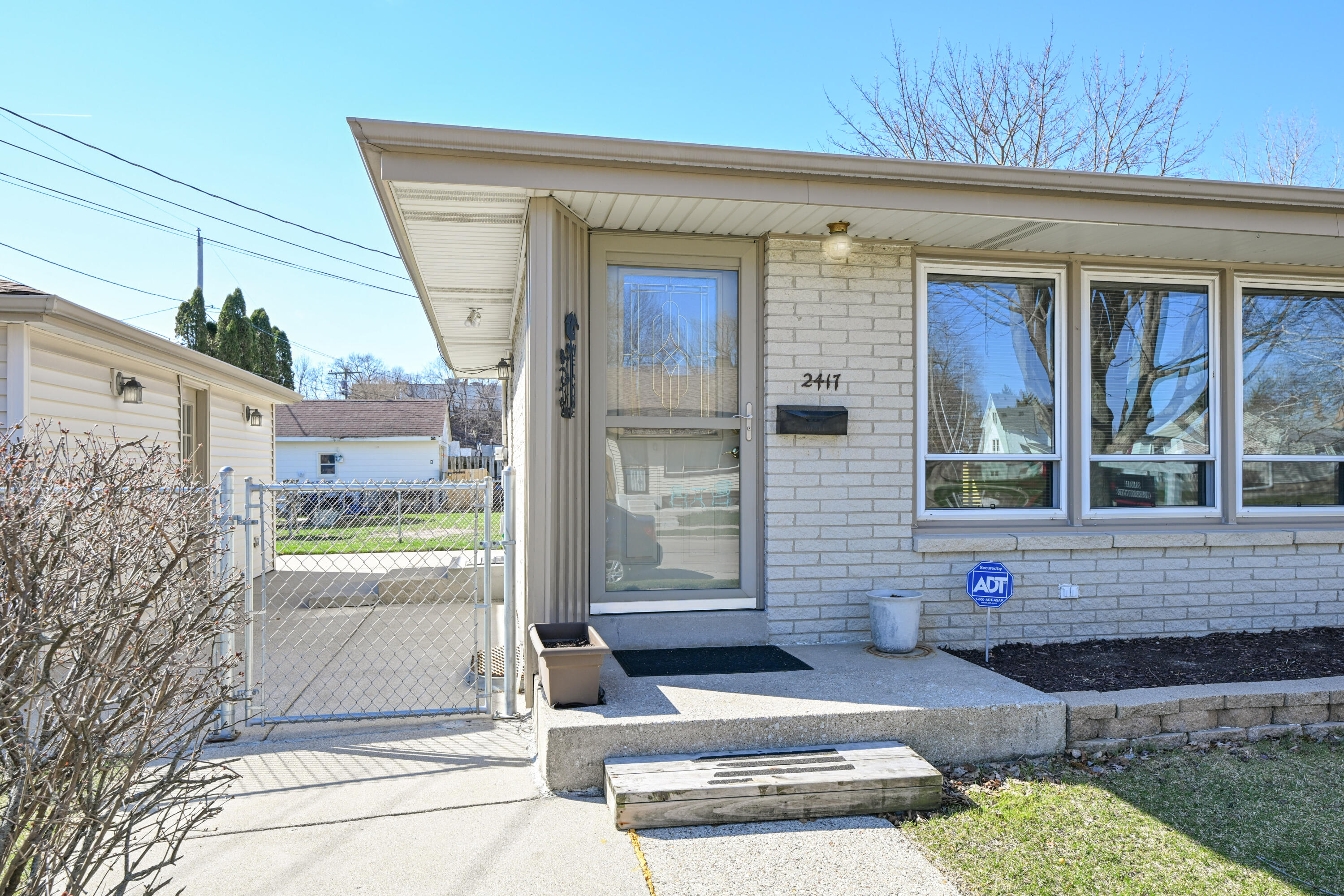 2417 Dombrowski Blvd