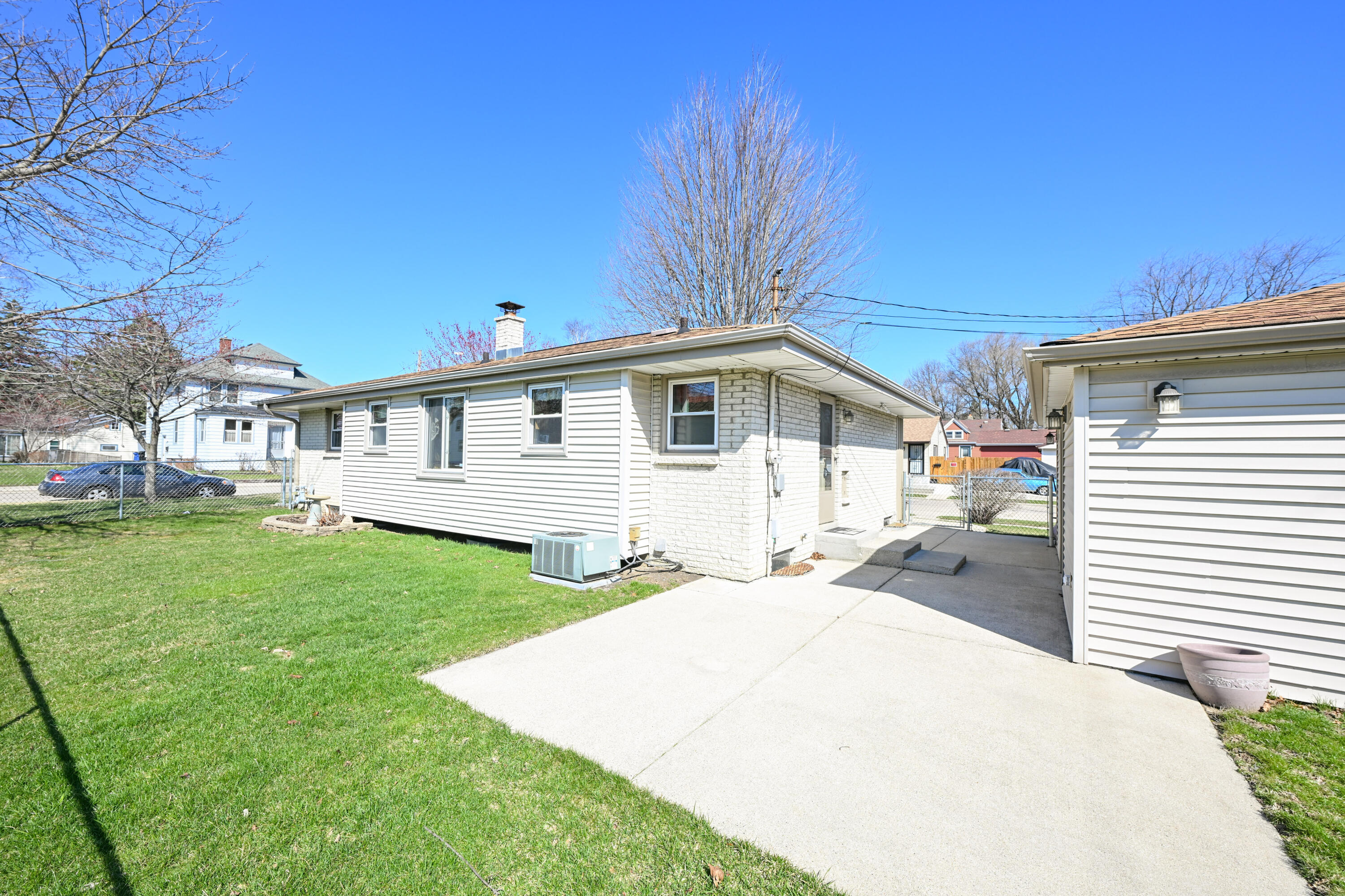 2417 Dombrowski Blvd