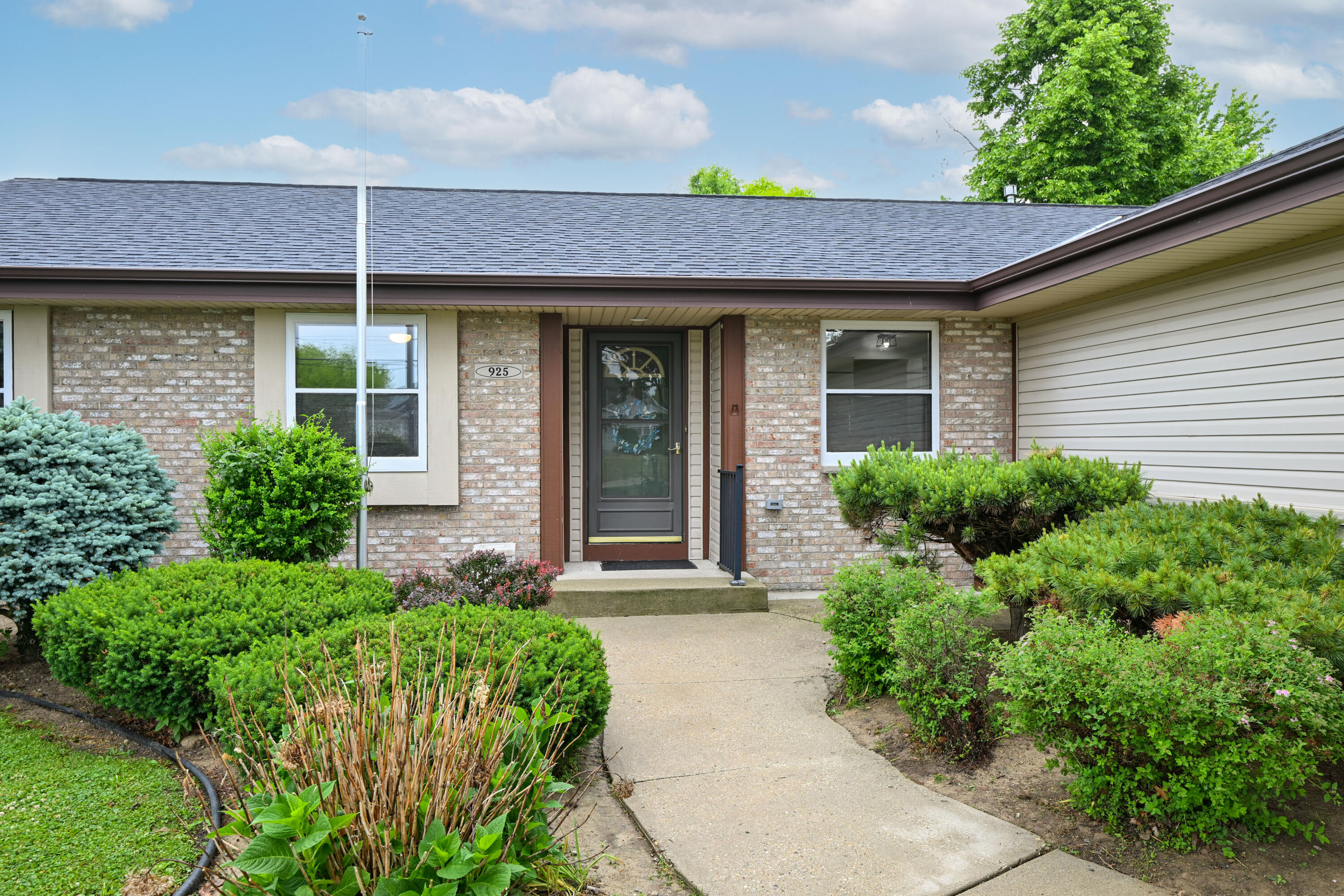 925 E Fitzsimmons Rd