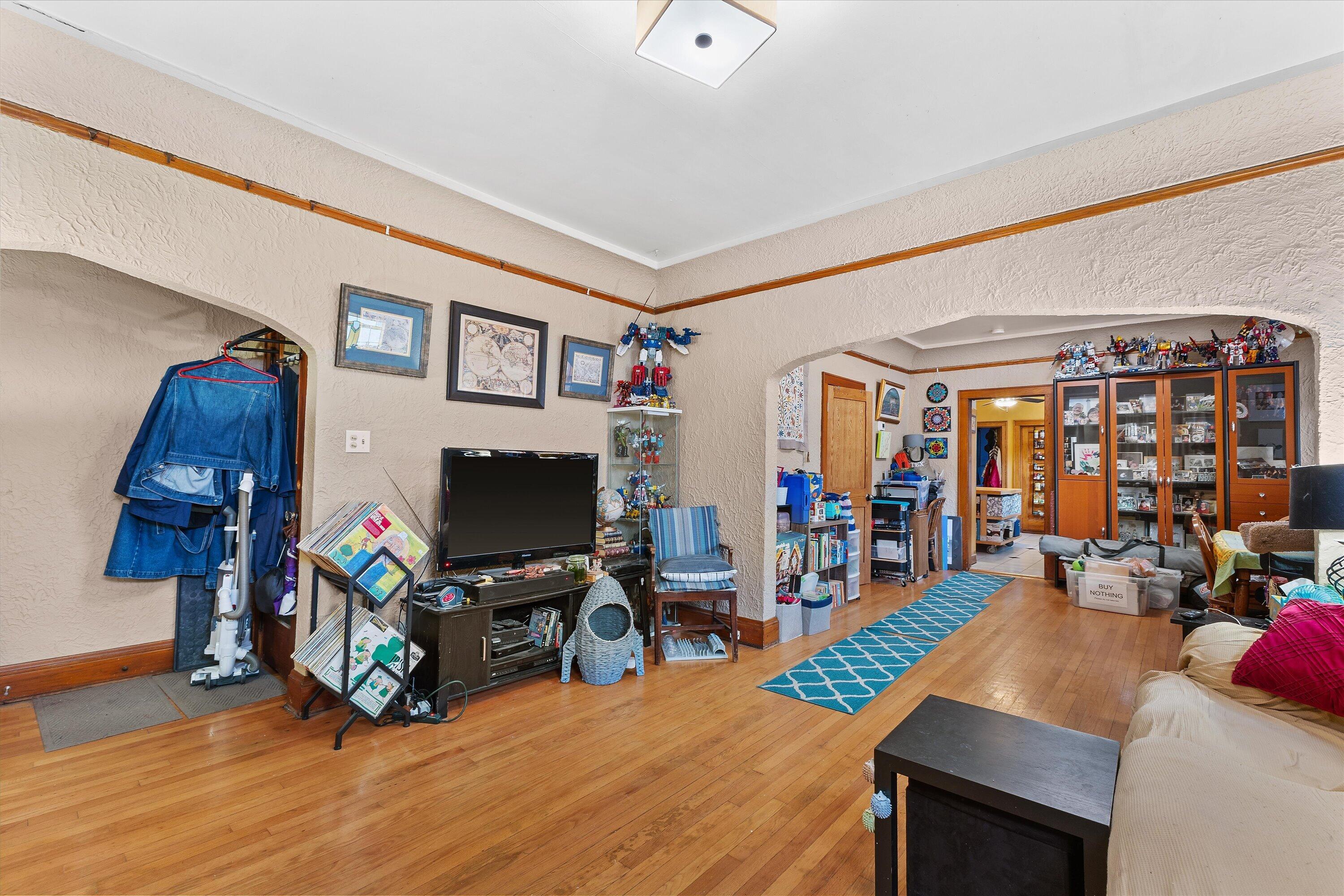 226 E Smith St, 228