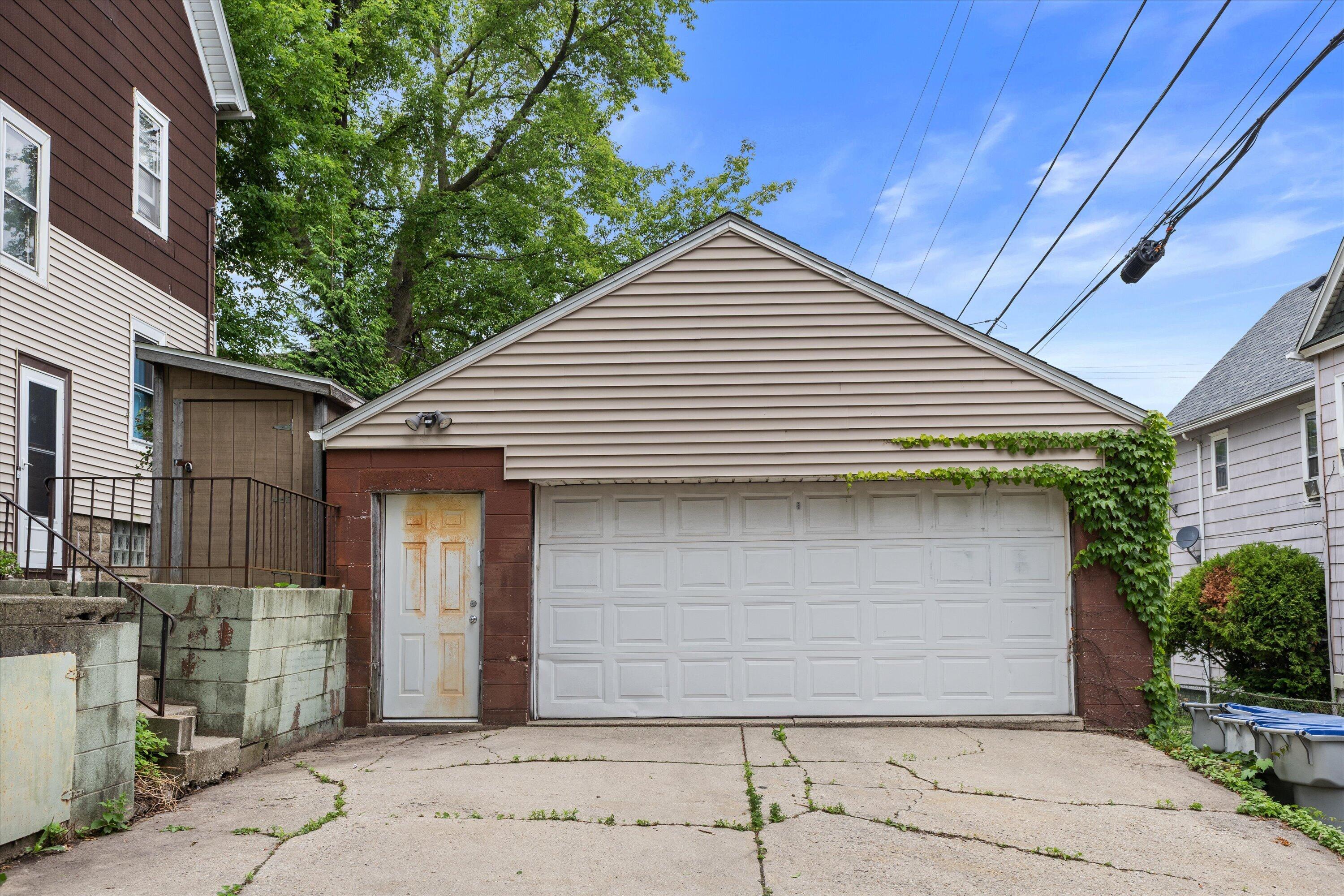 226 E Smith St, 228
