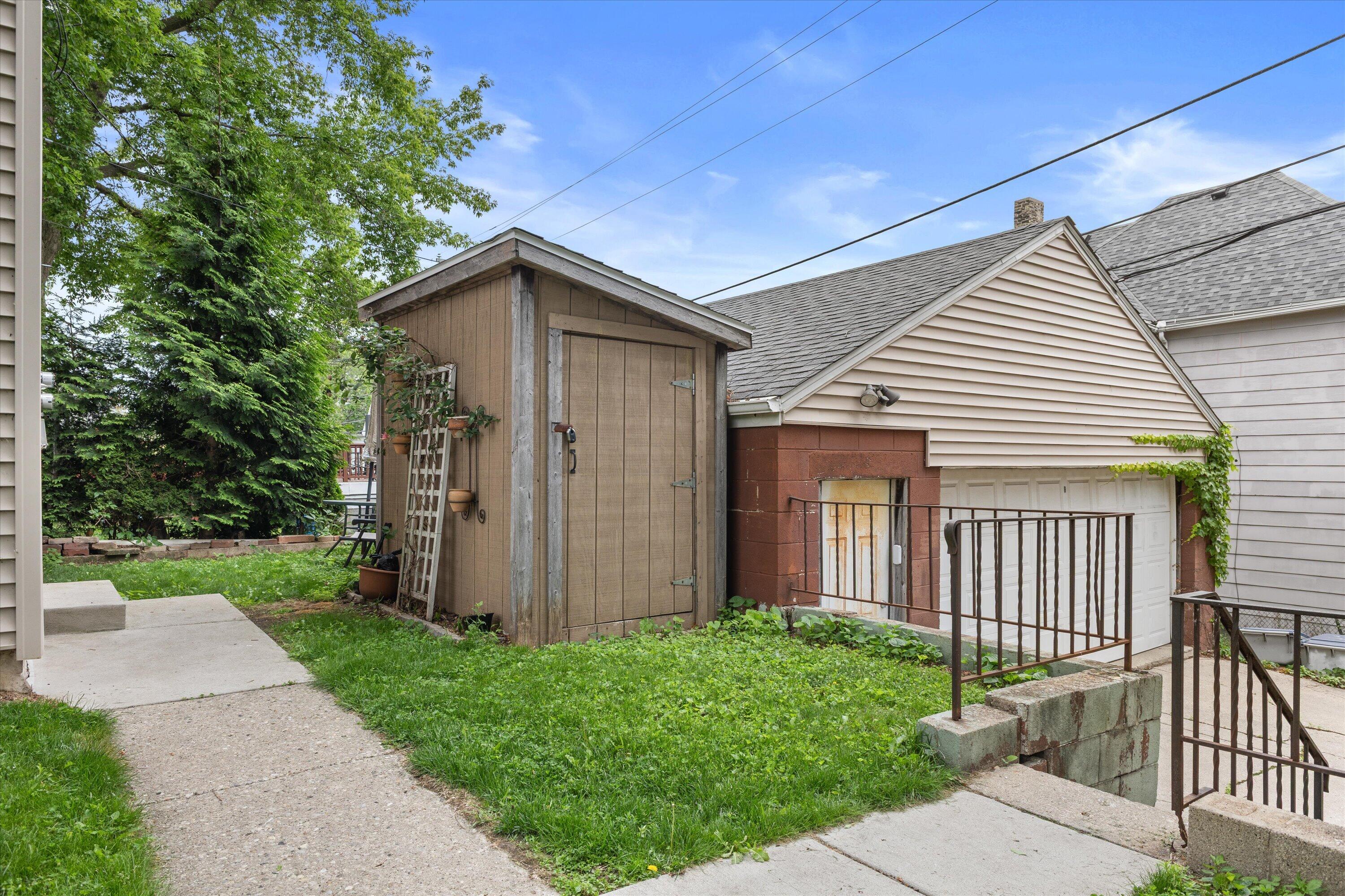 226 E Smith St, 228