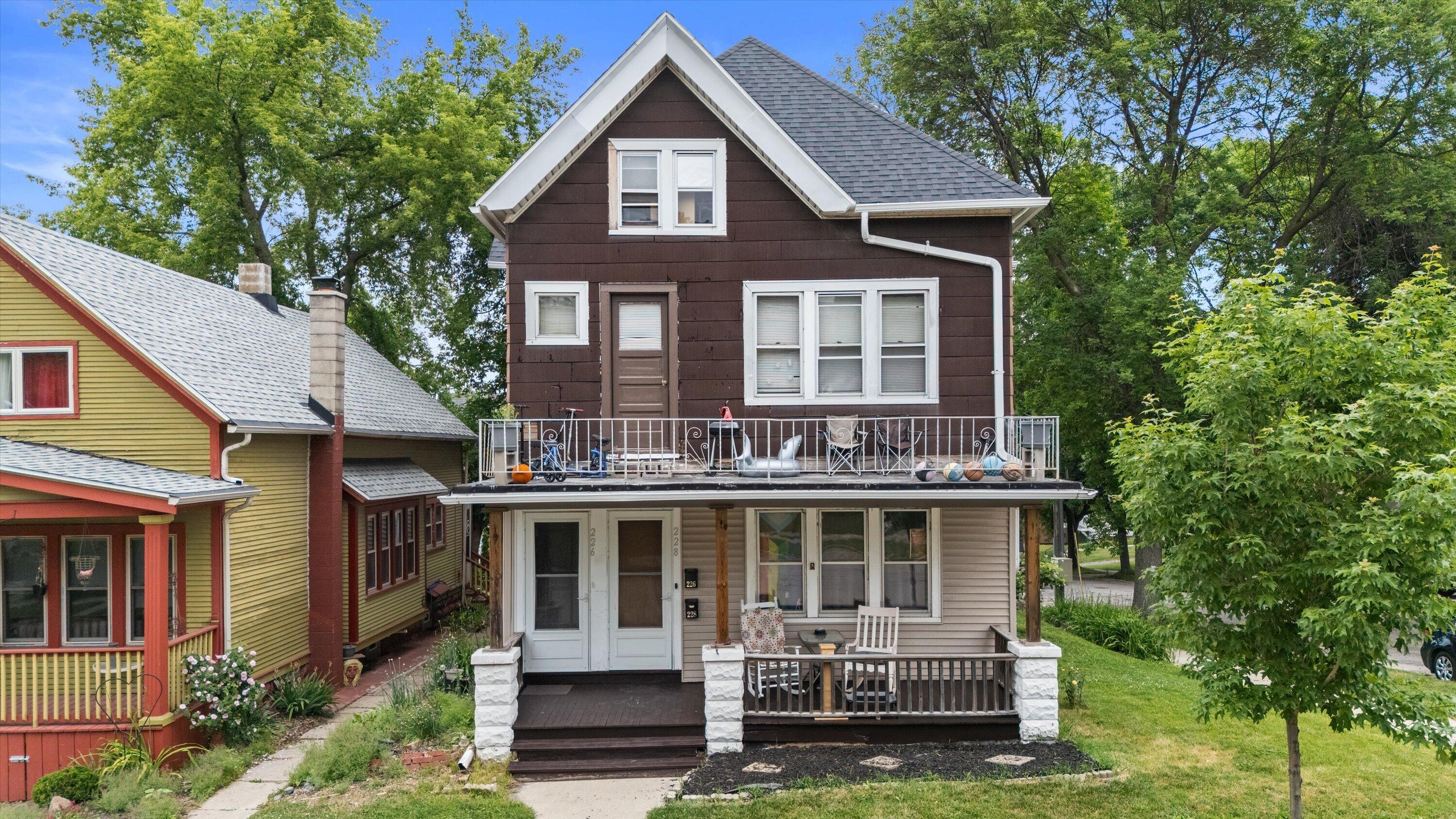 226 E Smith St, 228