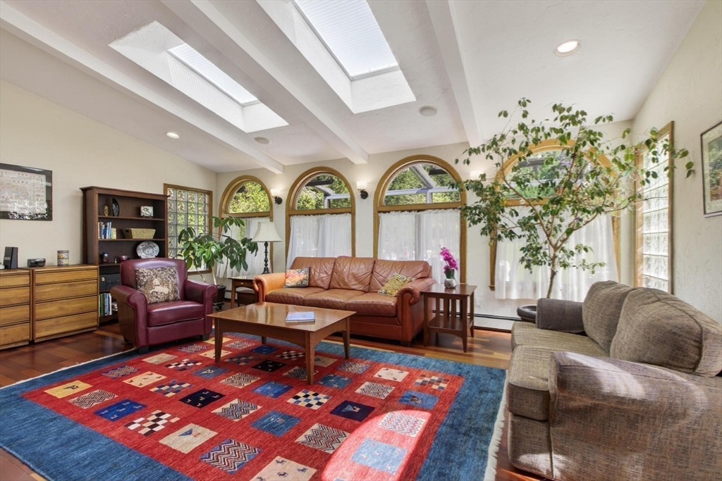 152 Beverly Rd