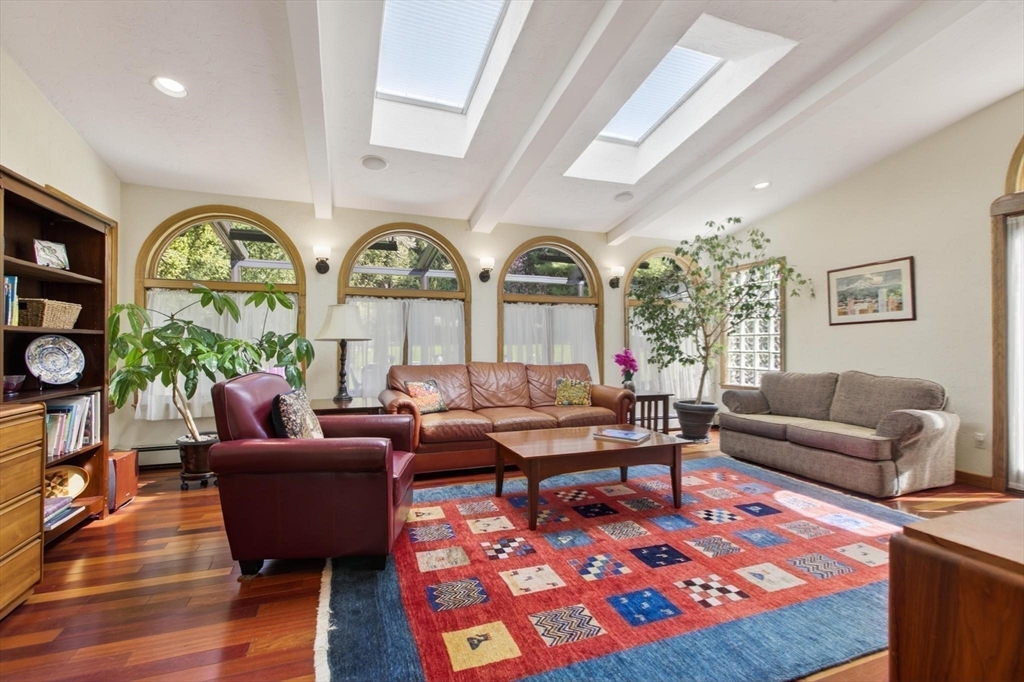 152 Beverly Rd