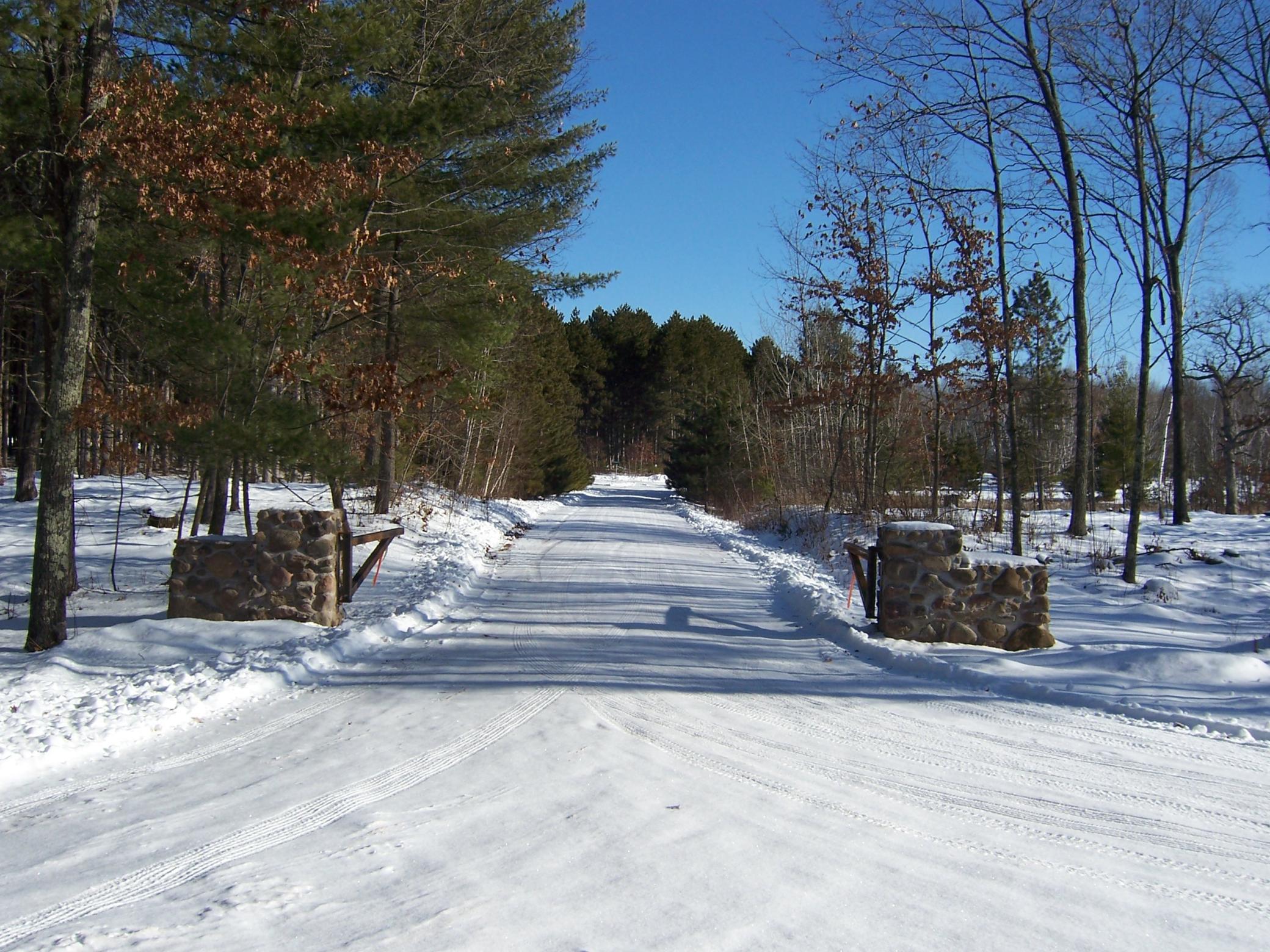 xxx N Basswood Dr (403)