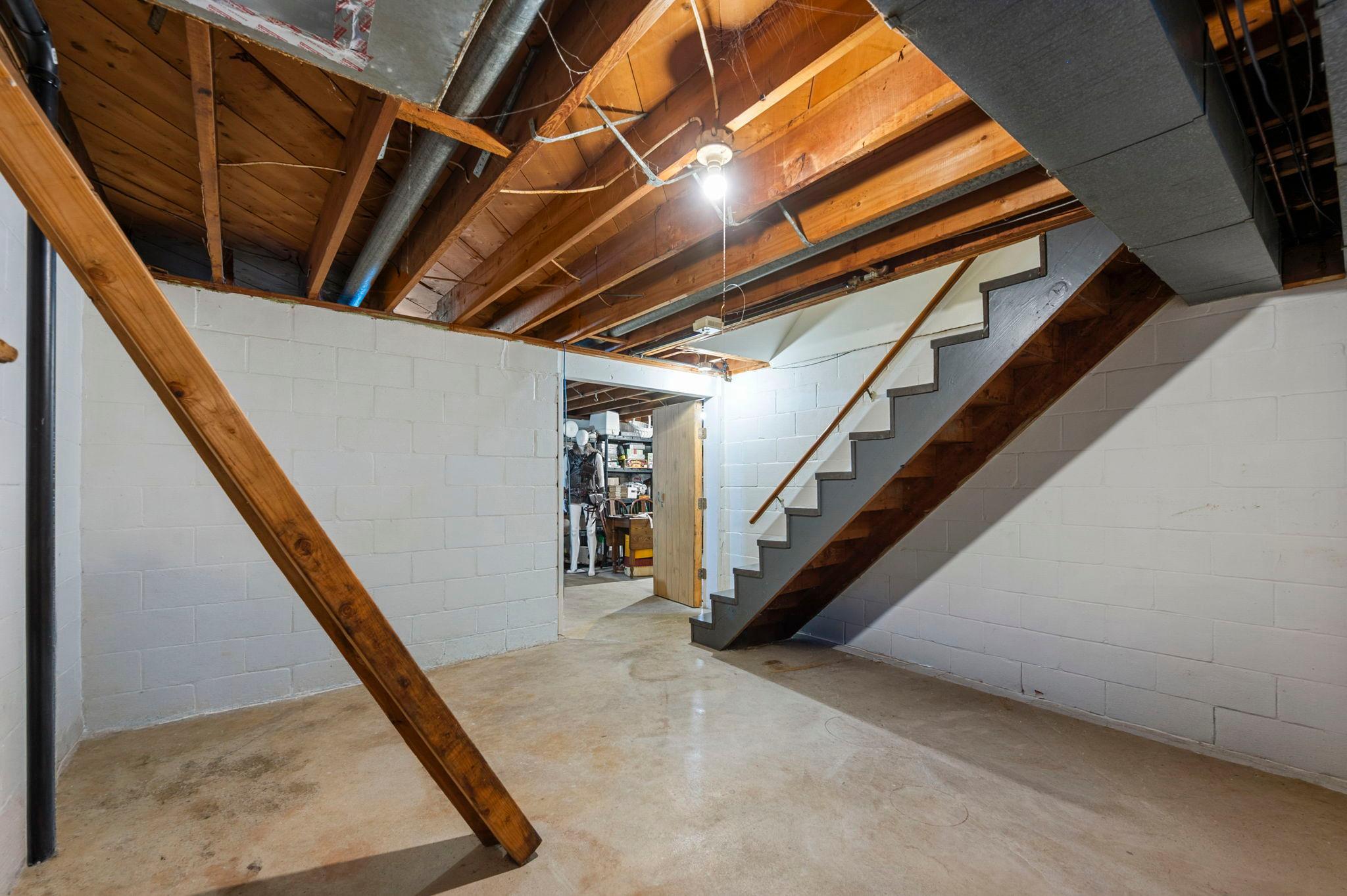 305 Main Street E