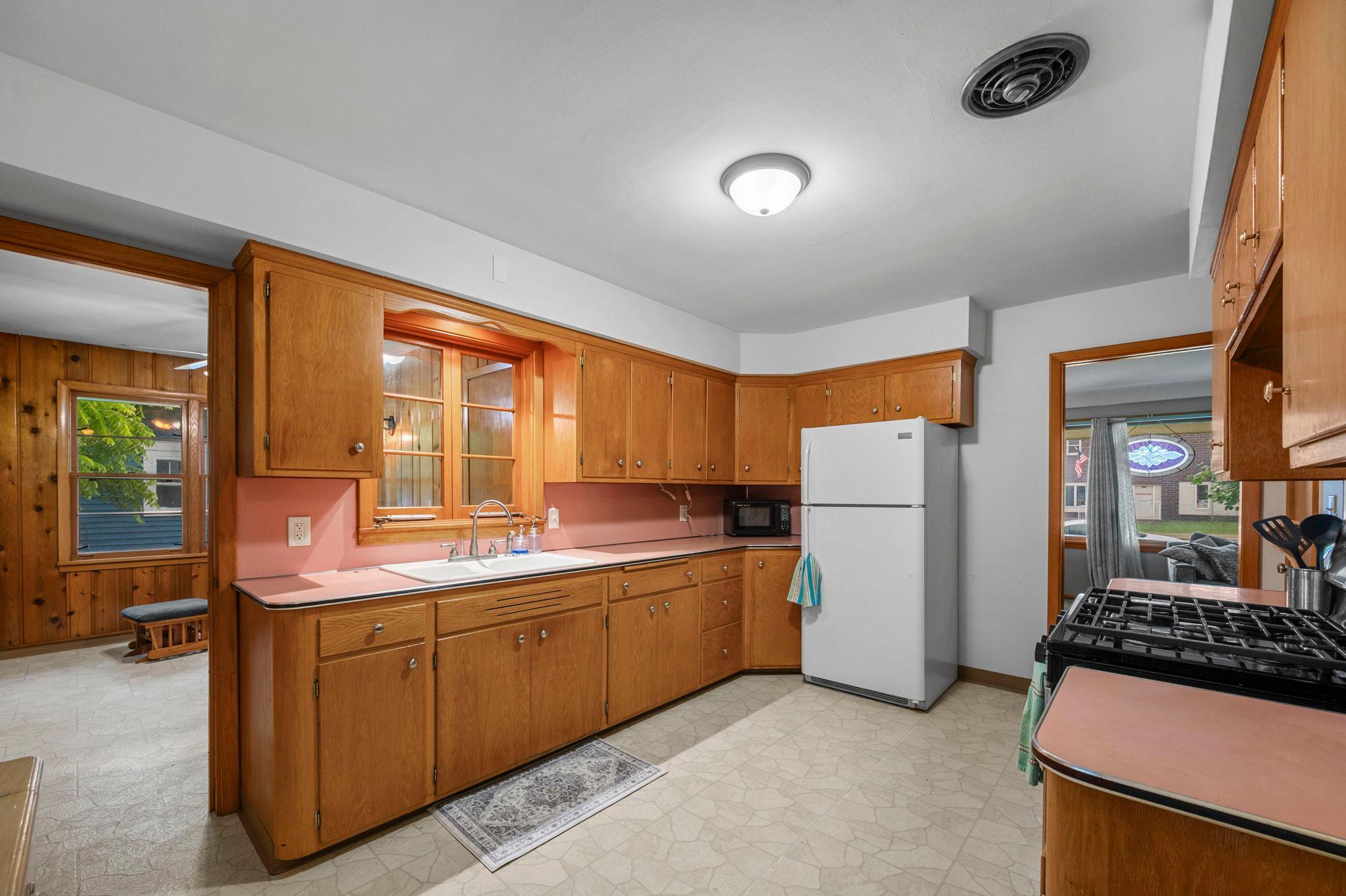 305 Main Street E