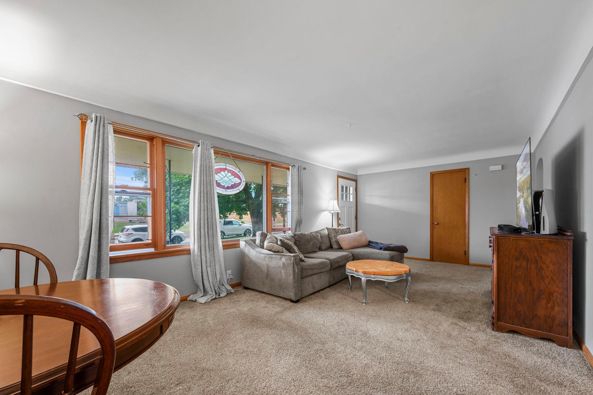 305 Main Street E