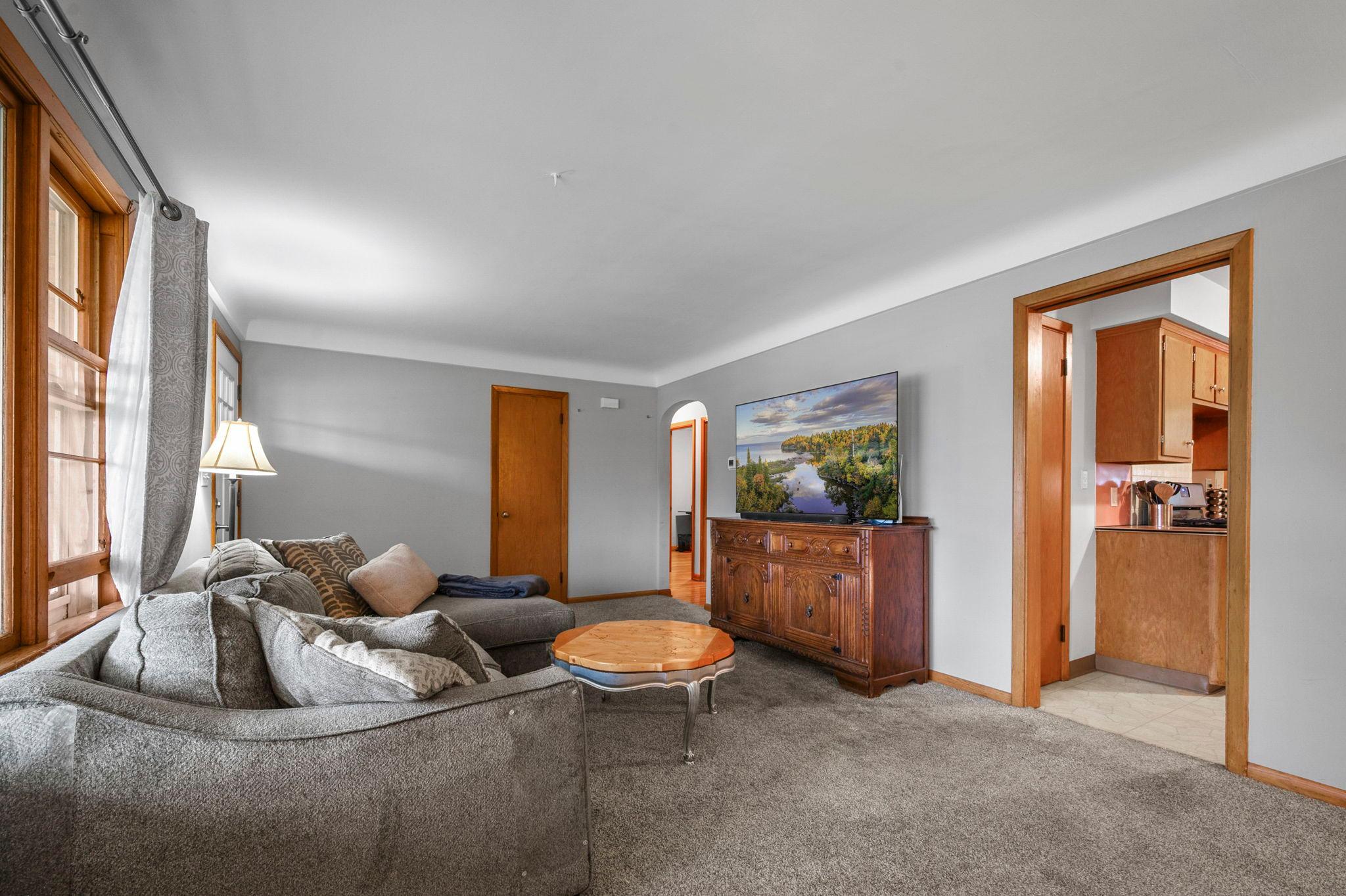 305 Main Street E