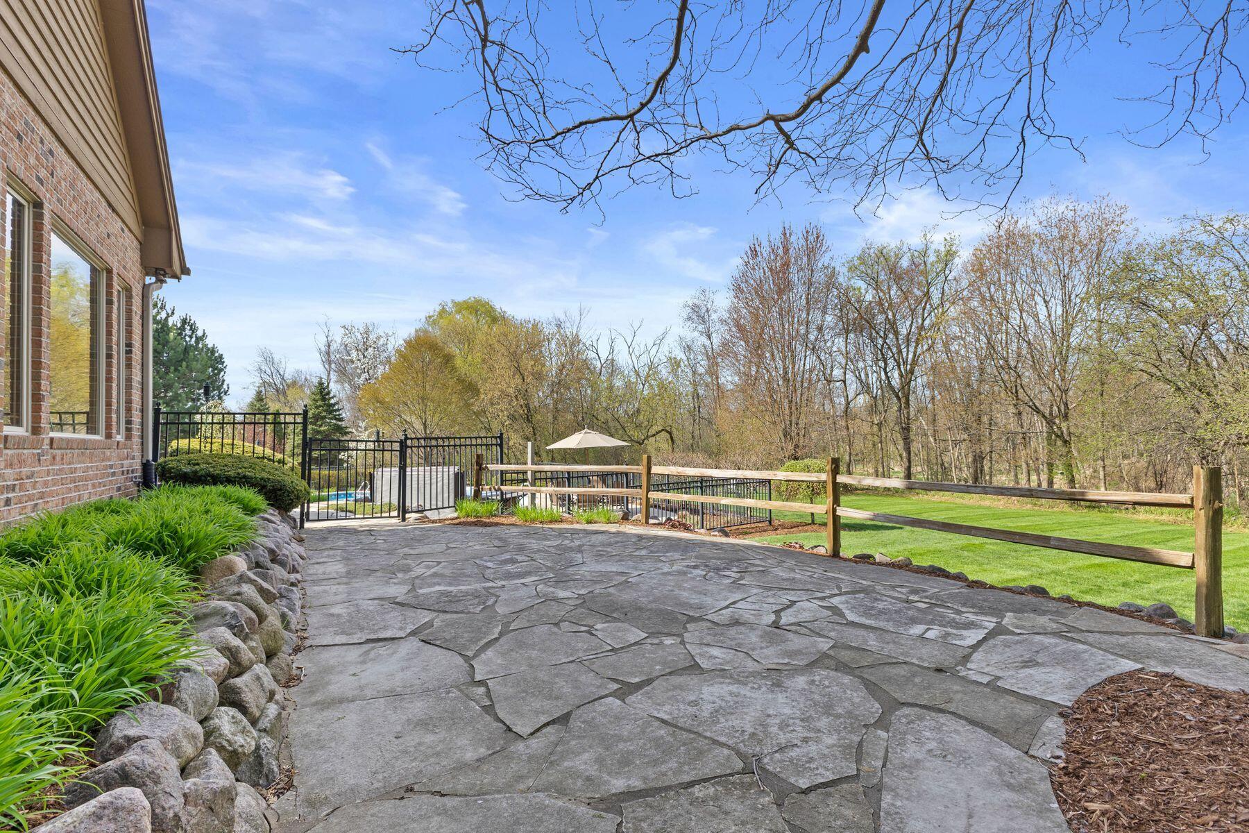 5122 Alexander Dr