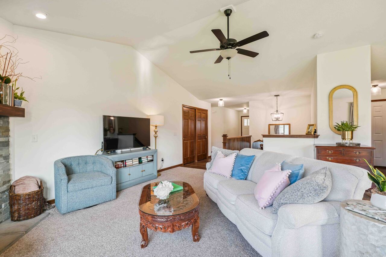 9132 Dahlia Ln