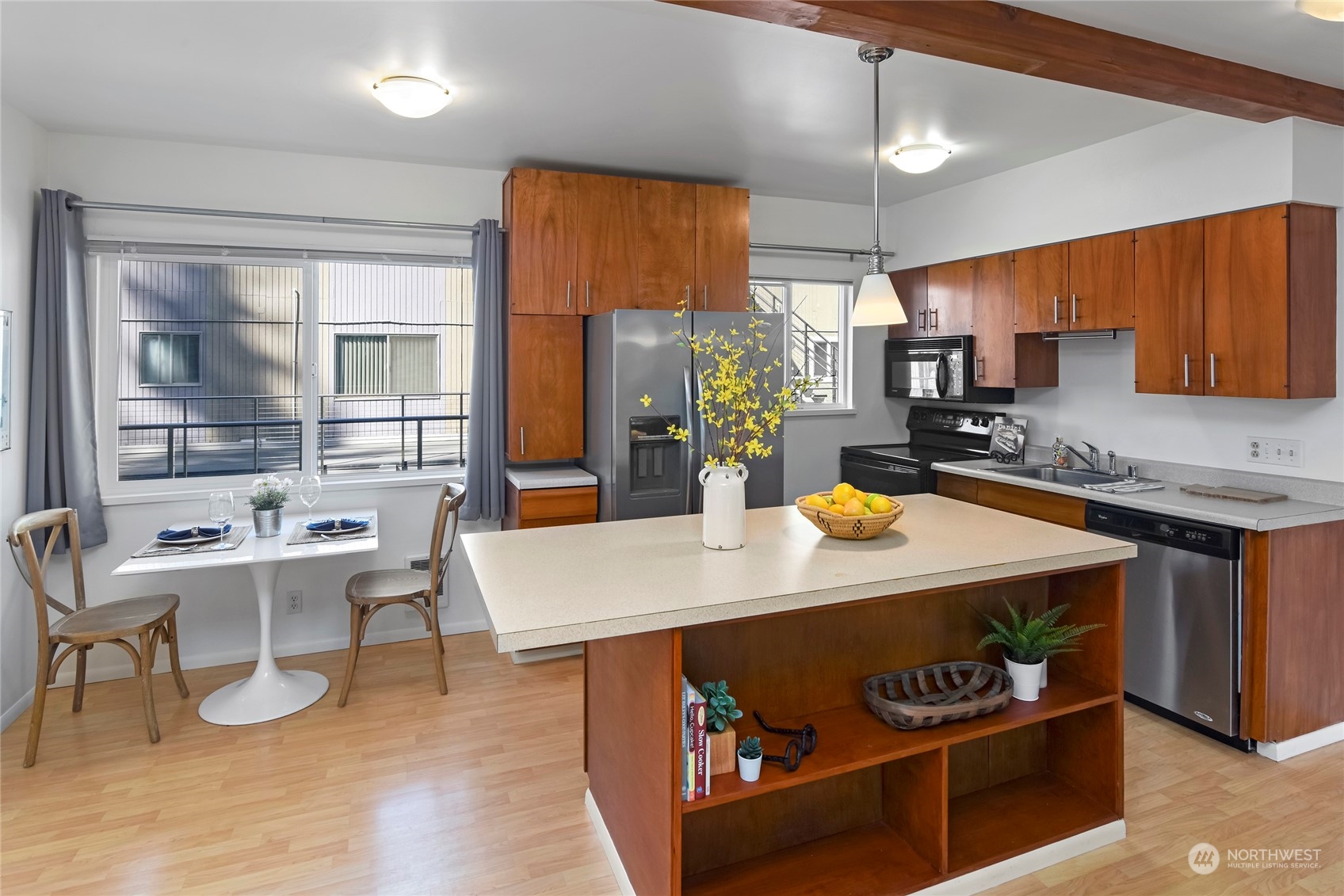 465 Winslow Way E Unit: 211