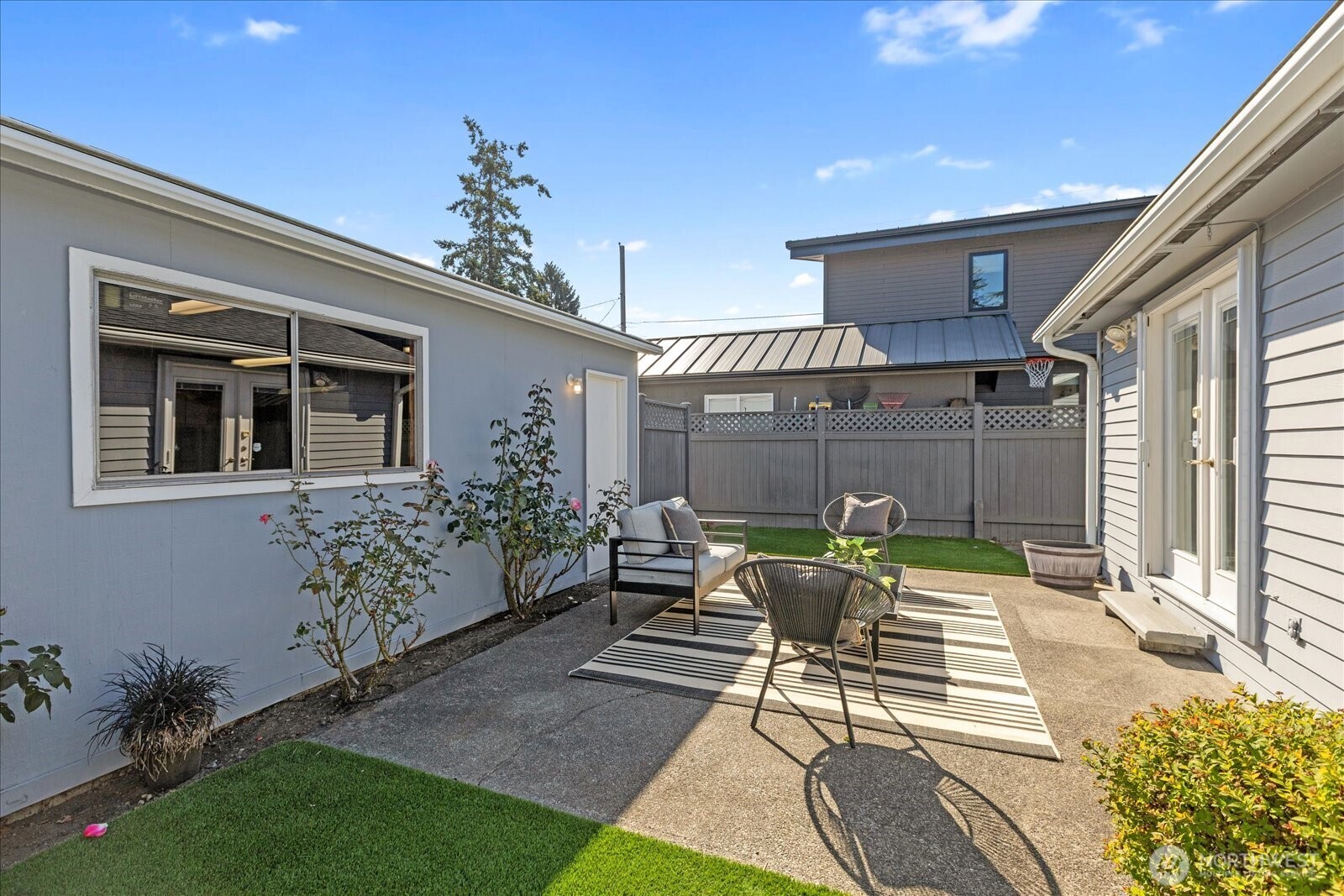 215 6th Avenue S