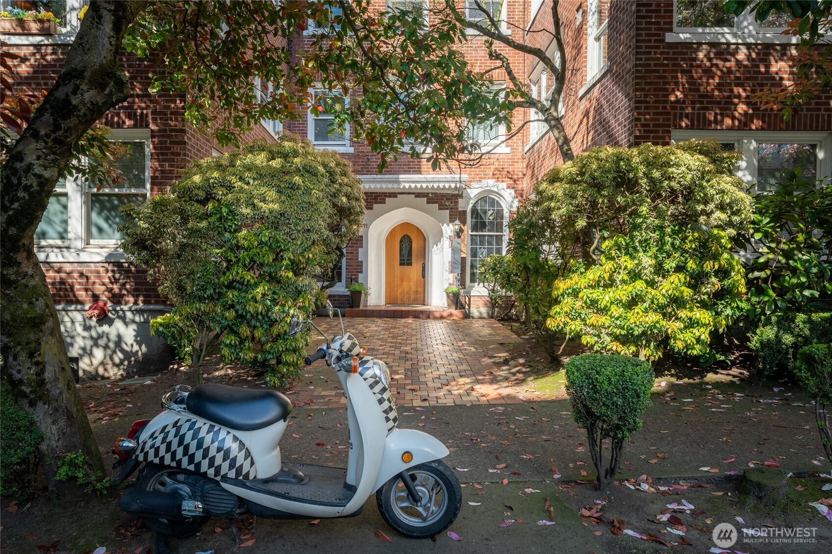 411 Boylston Avenue E Unit: 207