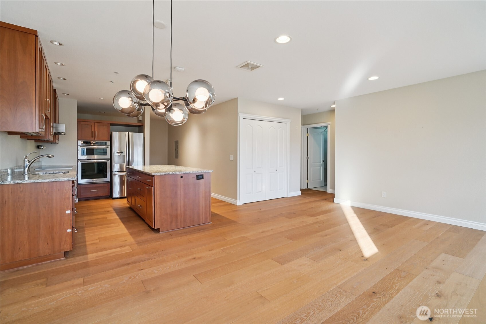 717 E Denny Way Unit: 4B