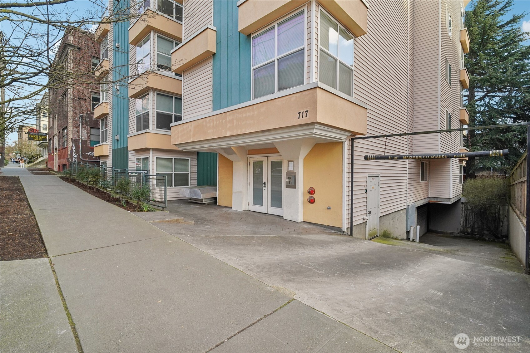 717 E Denny Way Unit: 4B
