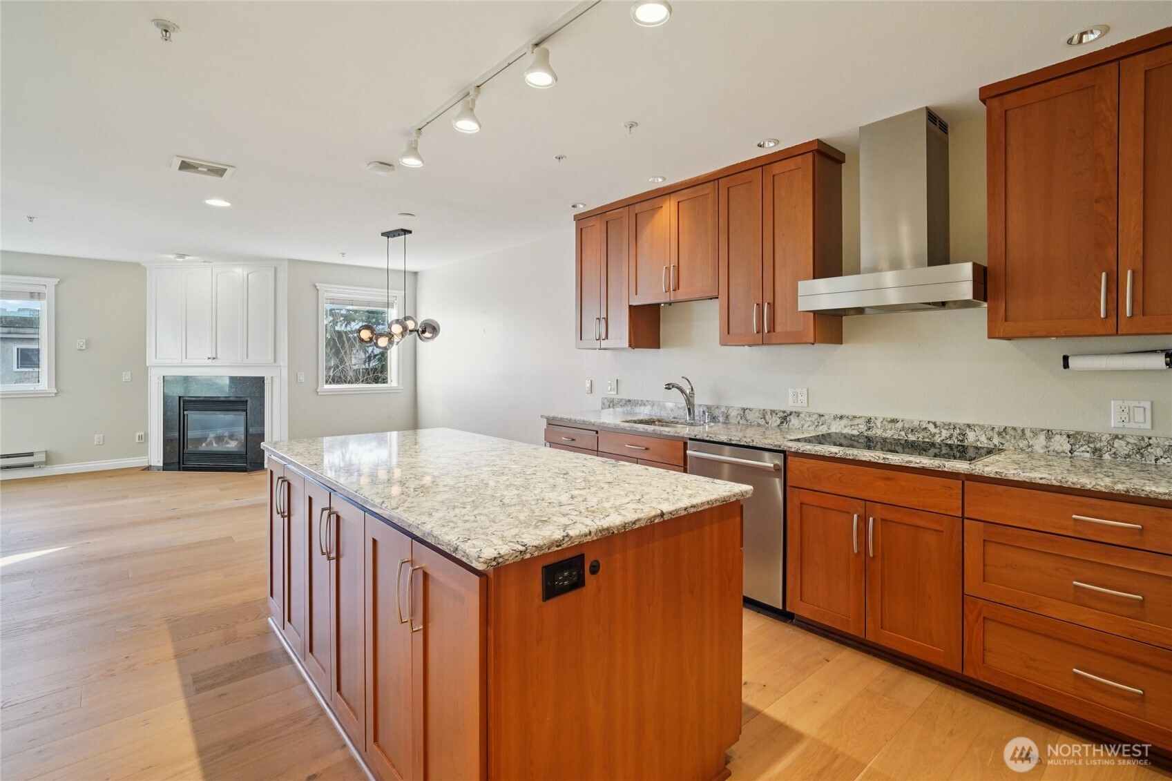 717 E Denny Way Unit: 4B