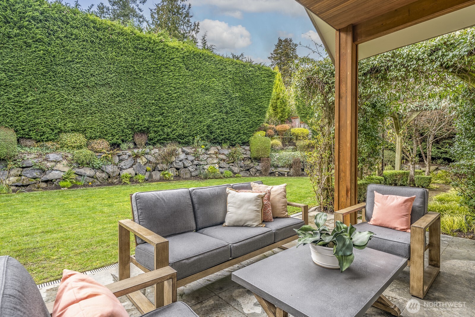 15517 Lake Shore Boulevard NE